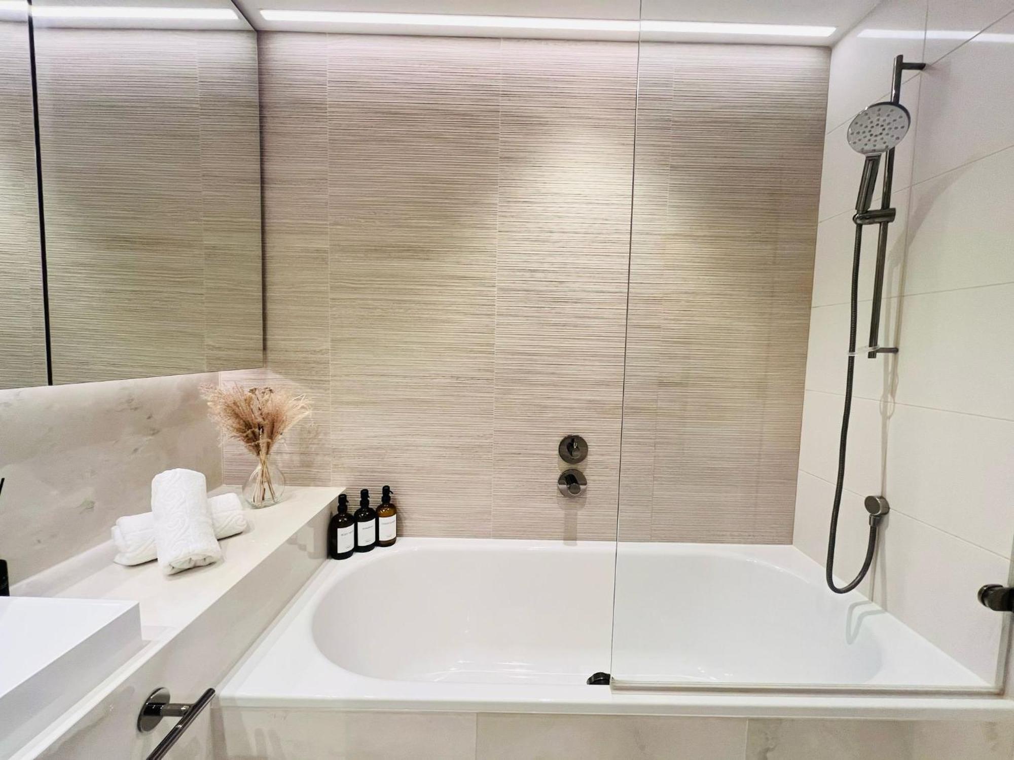 Luxury In White Living - Ideal For Family & Business Apartment