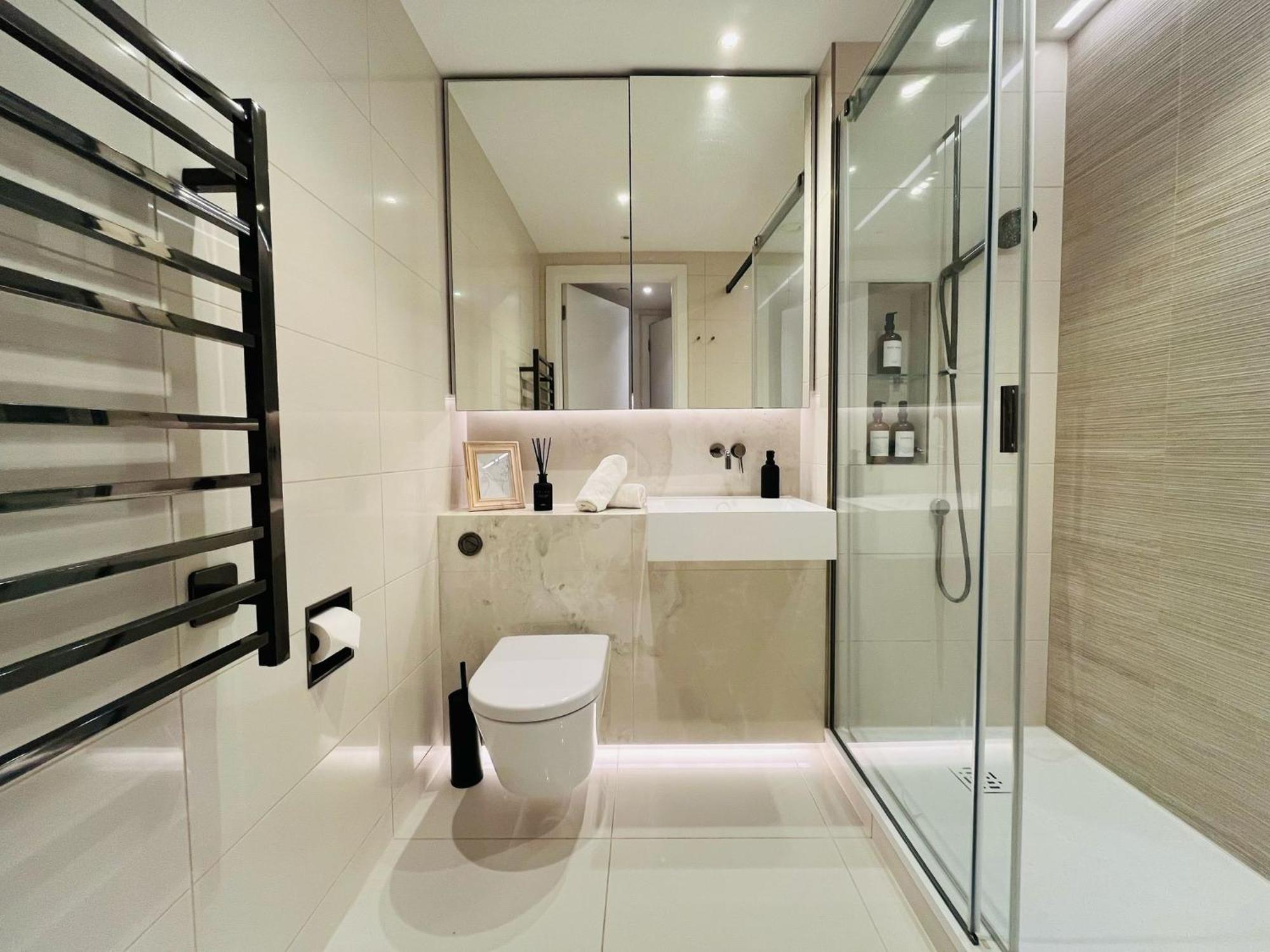 Apartment Luxury In White Living - Ideal For Family & Business *