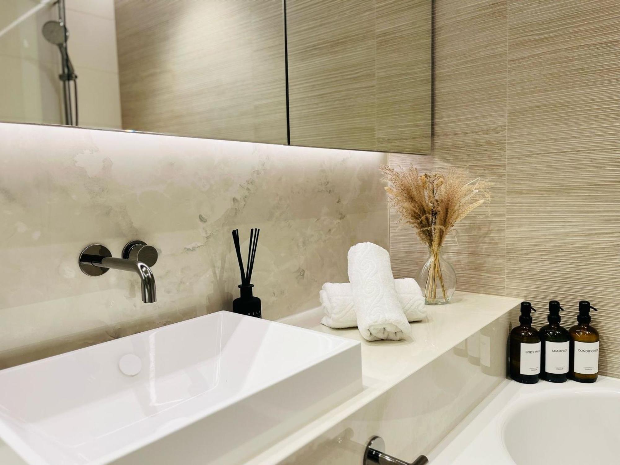 Luxury In White Living - Ideal For Family & Business Apartment *