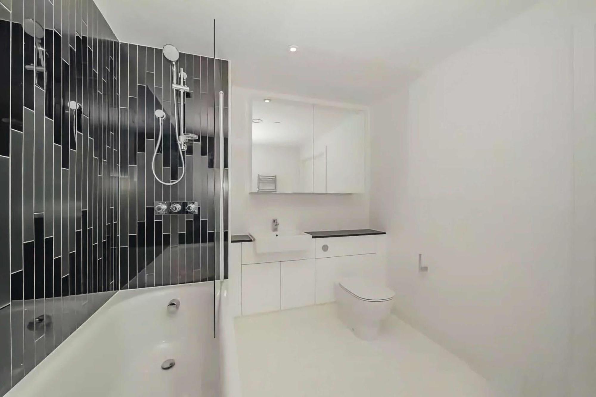 Luxury With Private Balcony In Zone 1 London