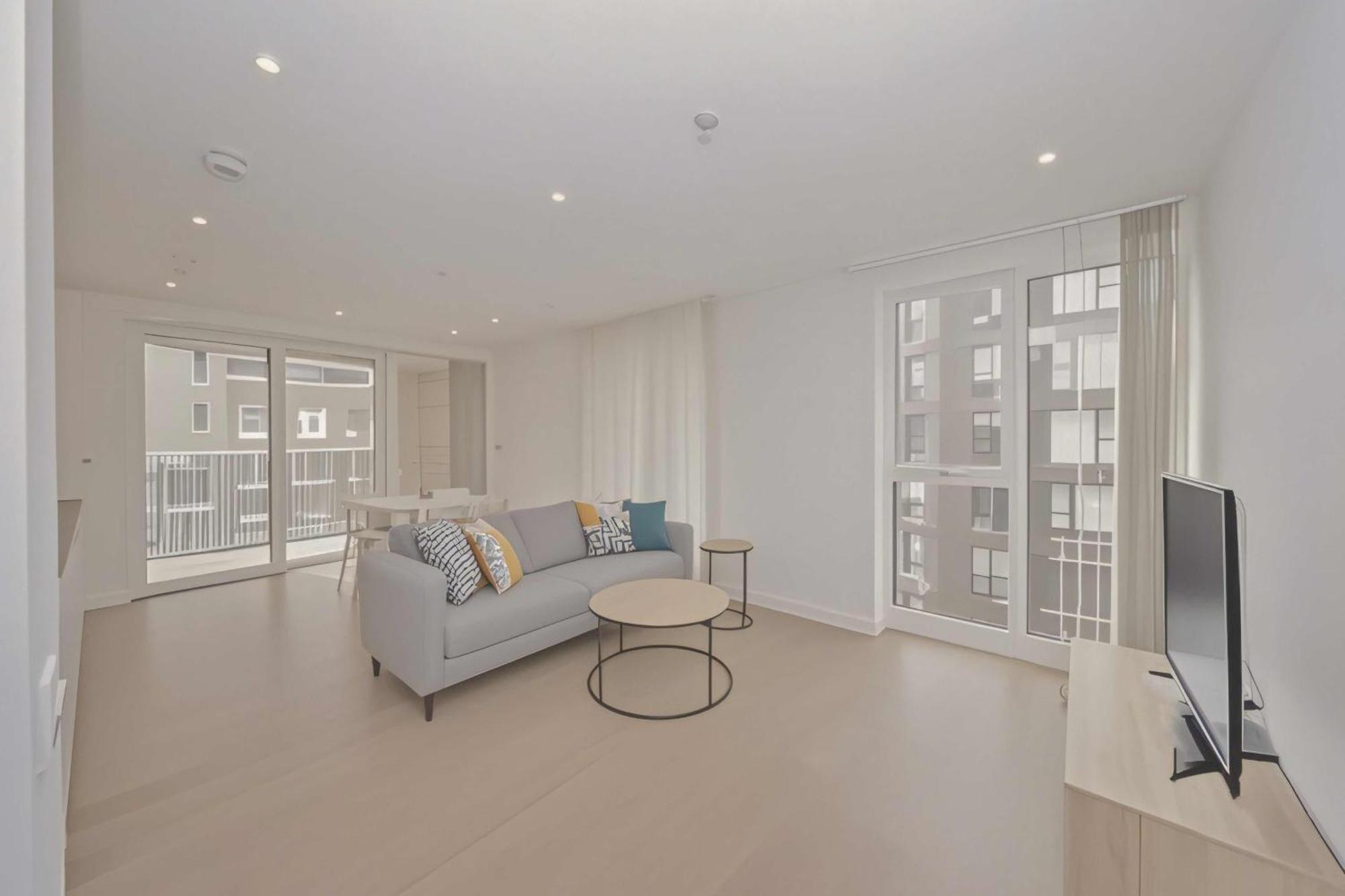 Luxury With Private Balcony In Zone 1 Apartment *