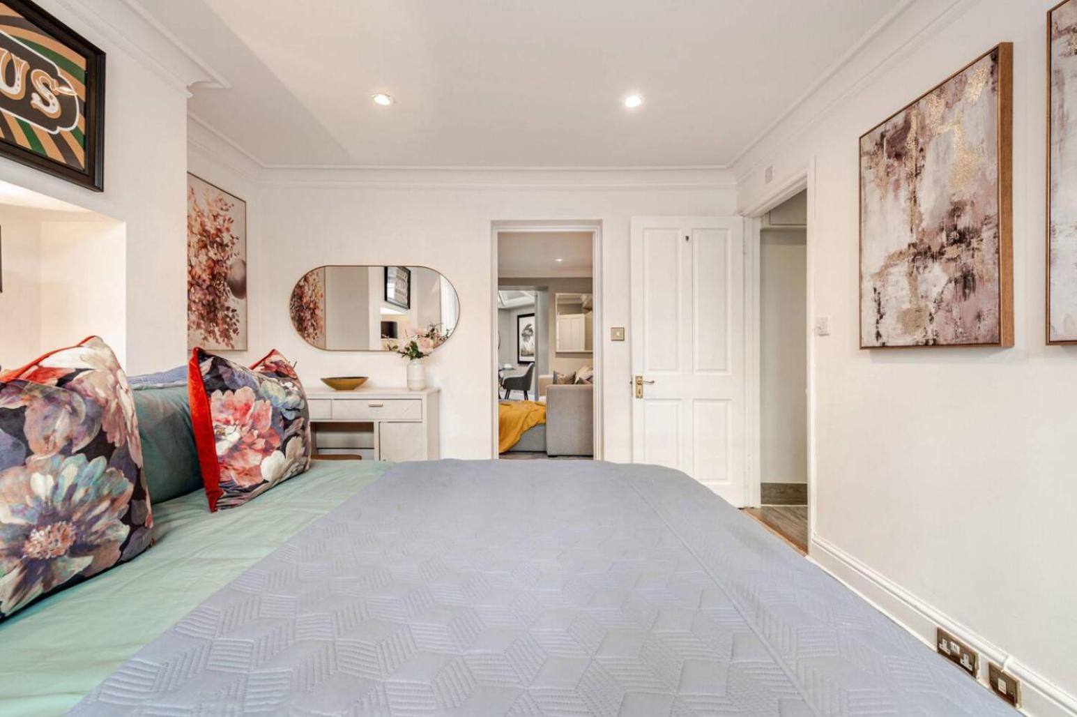 Spacious And Private By Royal Palace Apartment London
