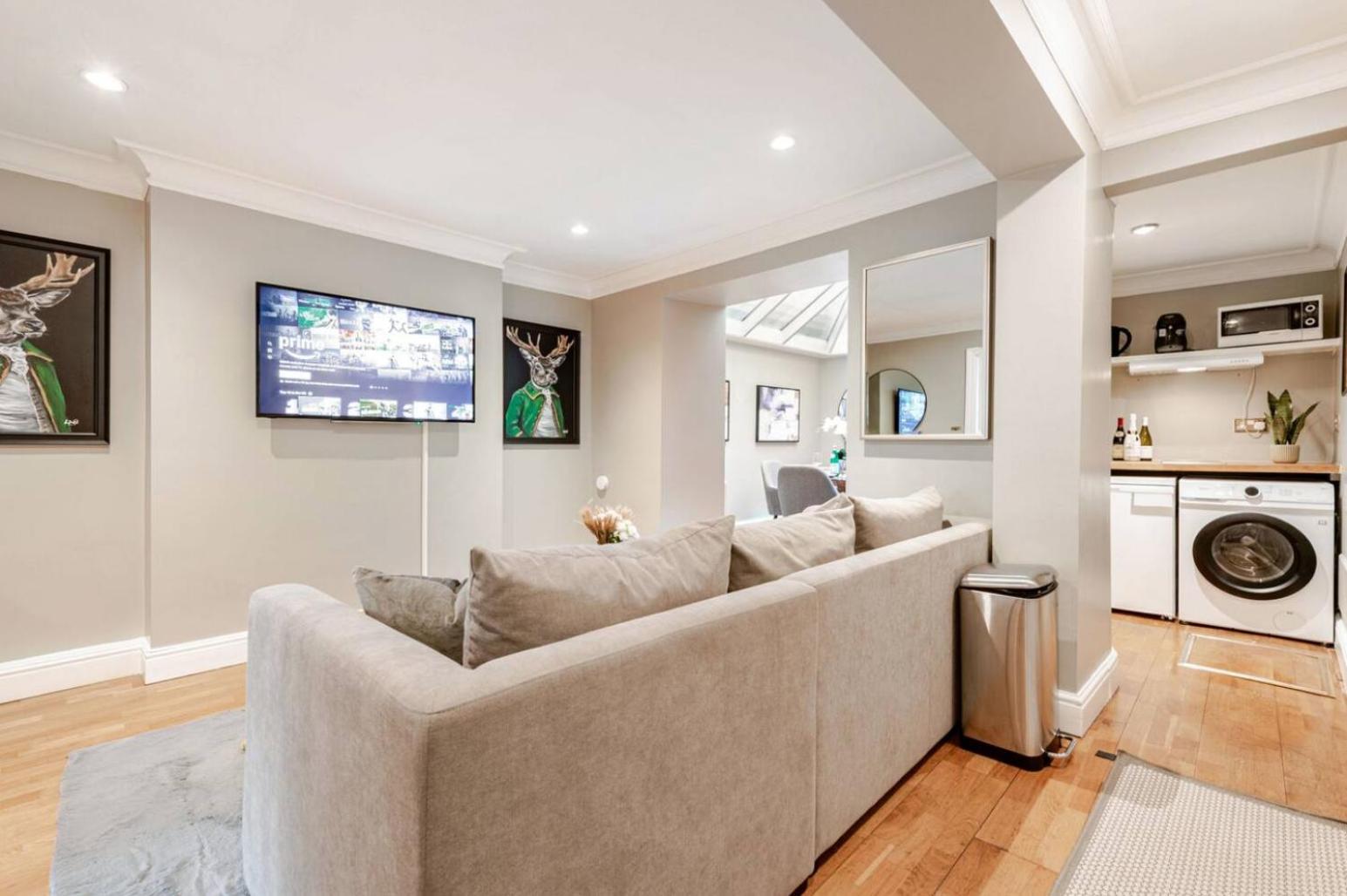 Spacious And Private By Royal Palace Apartment London