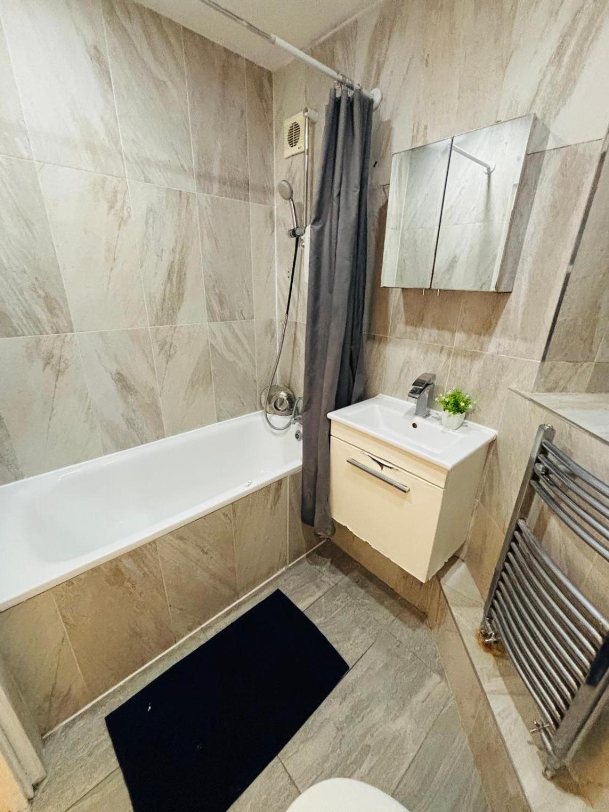 Apartment Flats, Location For Tourists, Next Tower Bridge