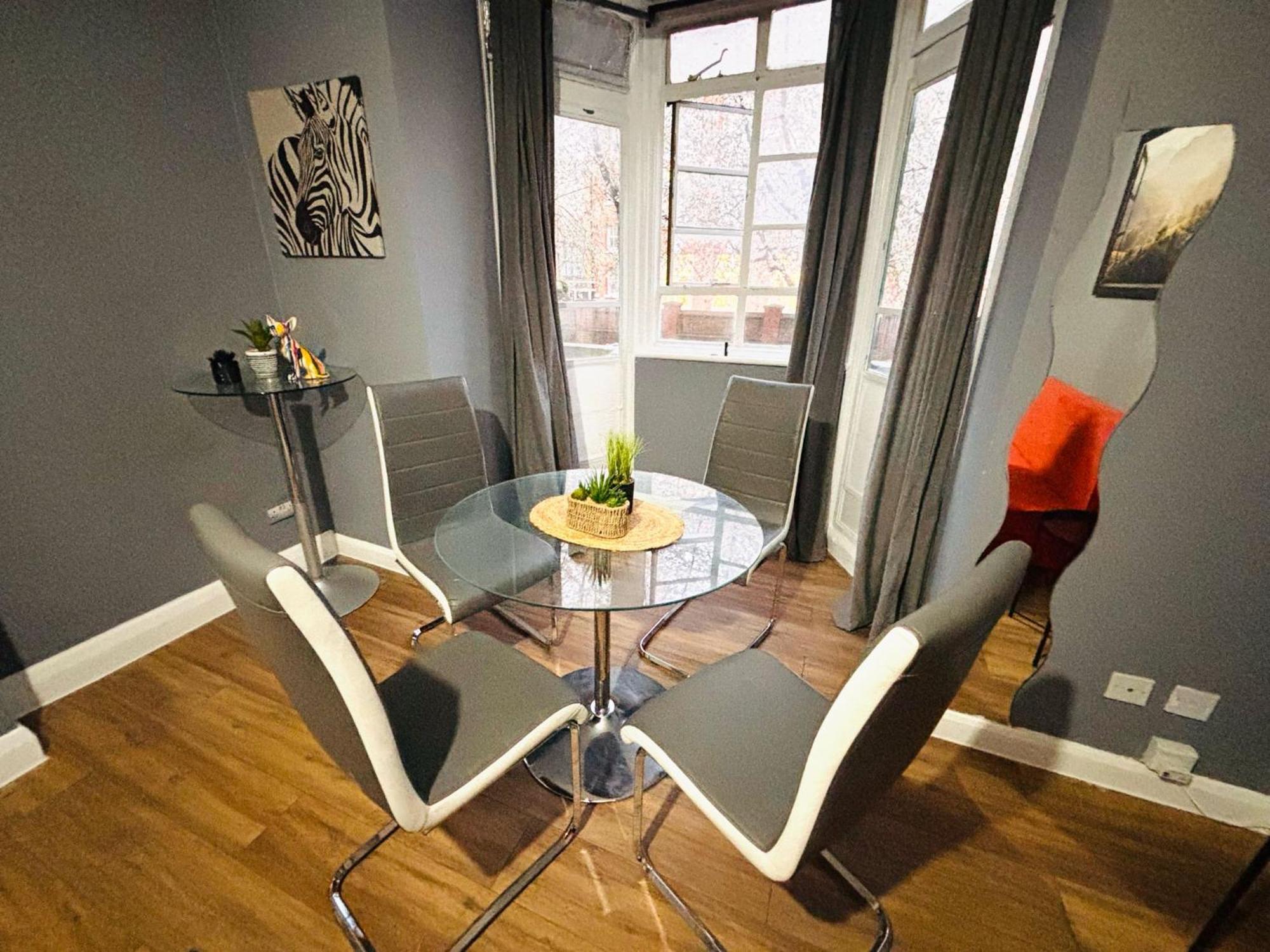 Apartment Flats, Location For Tourists, Next Tower Bridge *