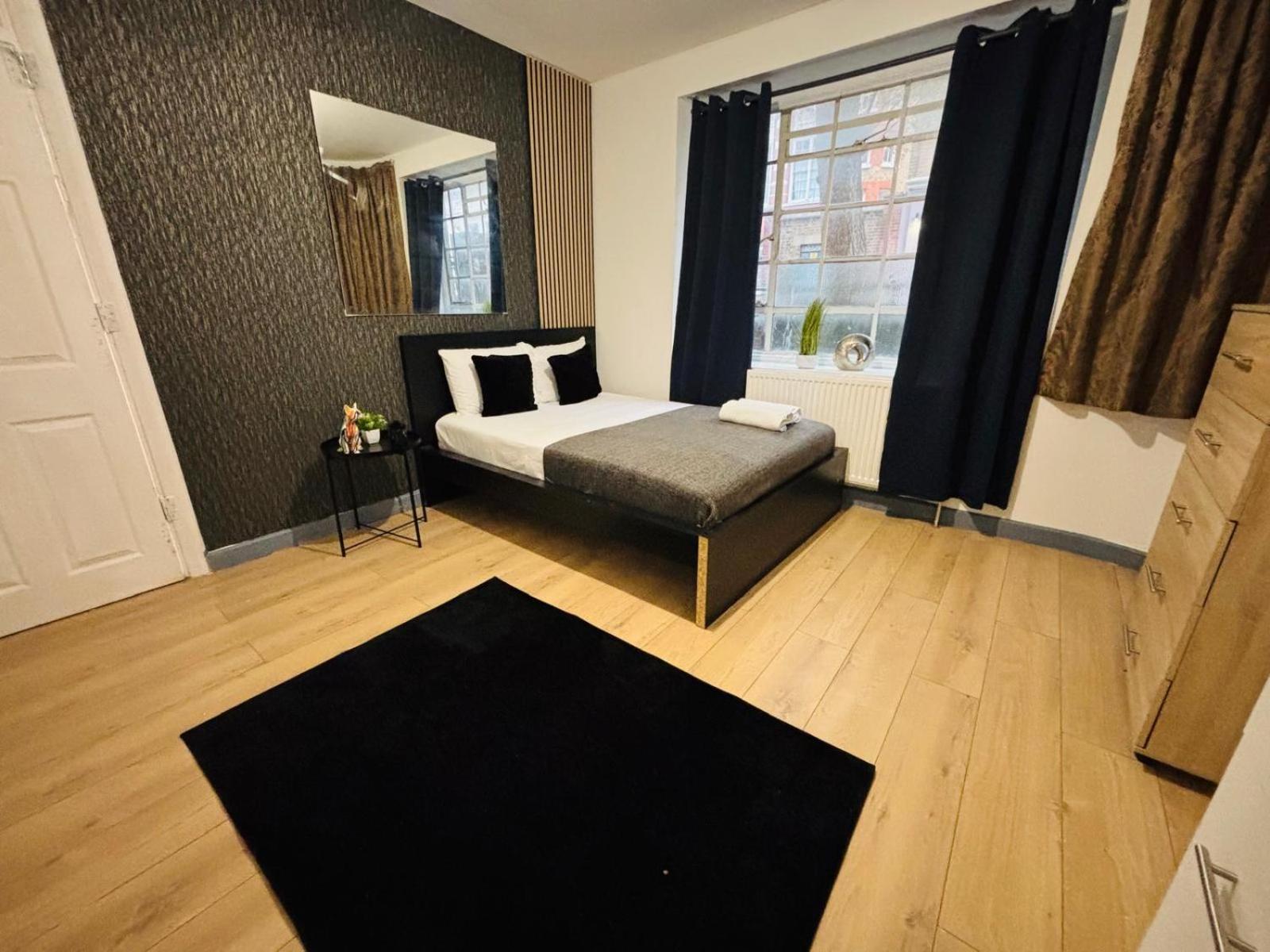 Flats, Location For Tourists, Next Tower Bridge *