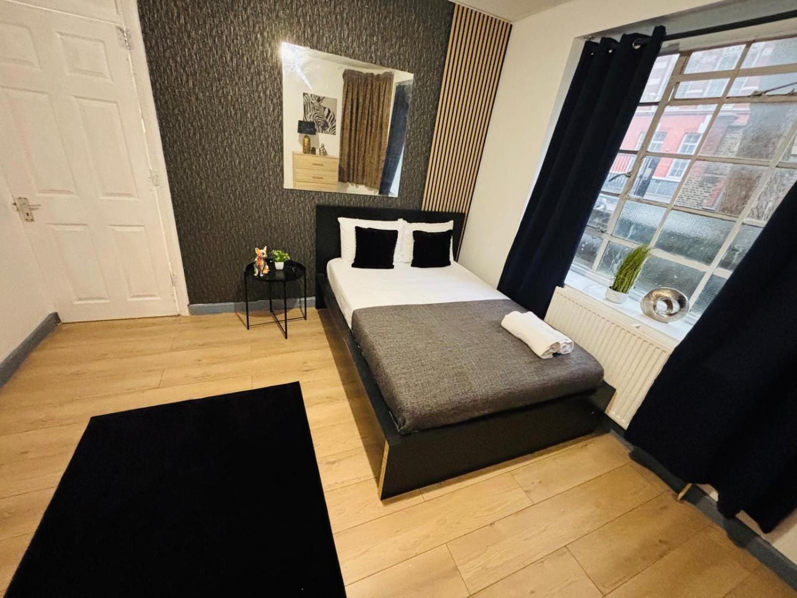 Flats, Location For Tourists, Next Tower Bridge *
