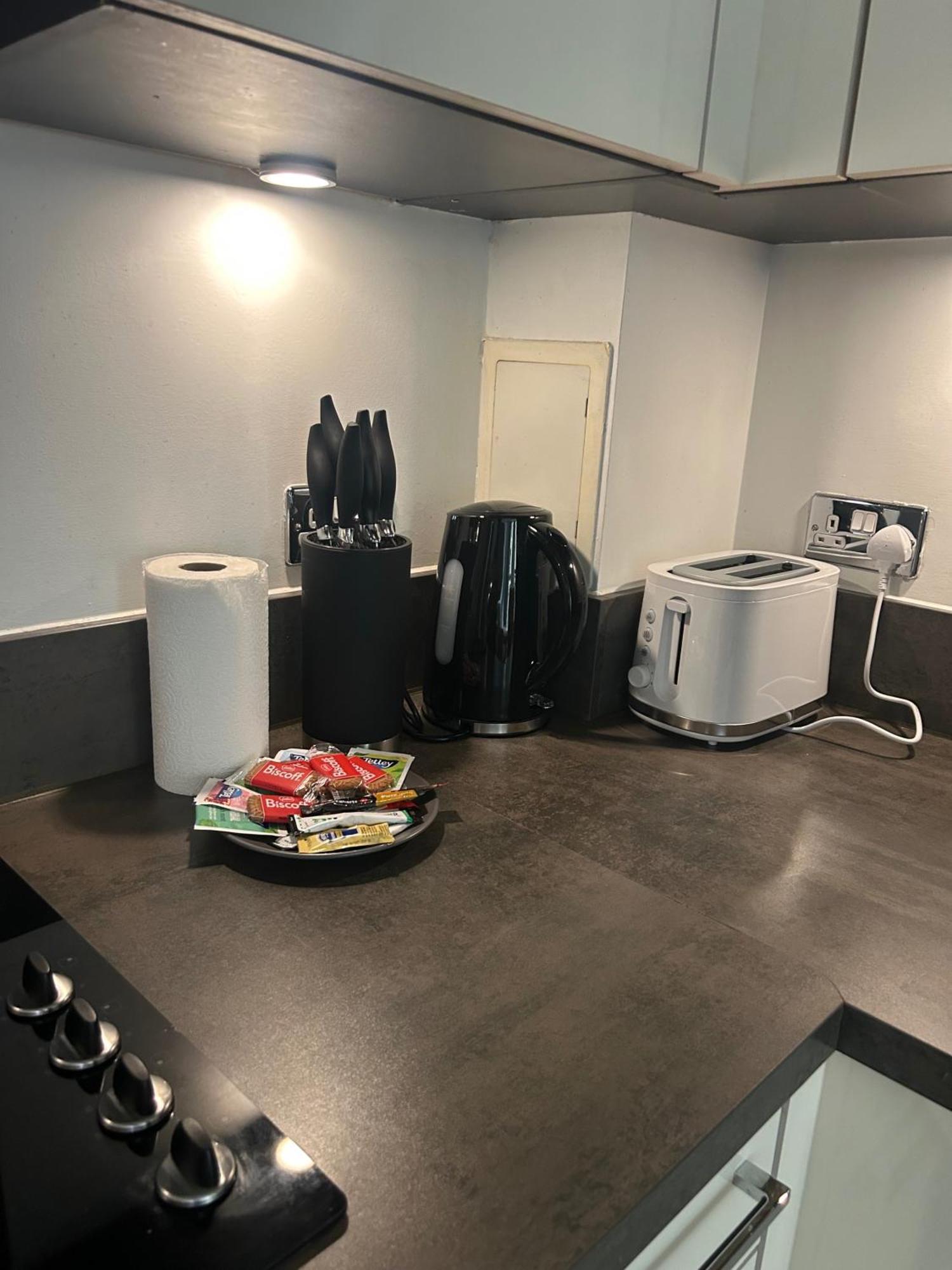 Apartamento 1-Bed Apt Sleeps 4 Central To Shops & Transport *