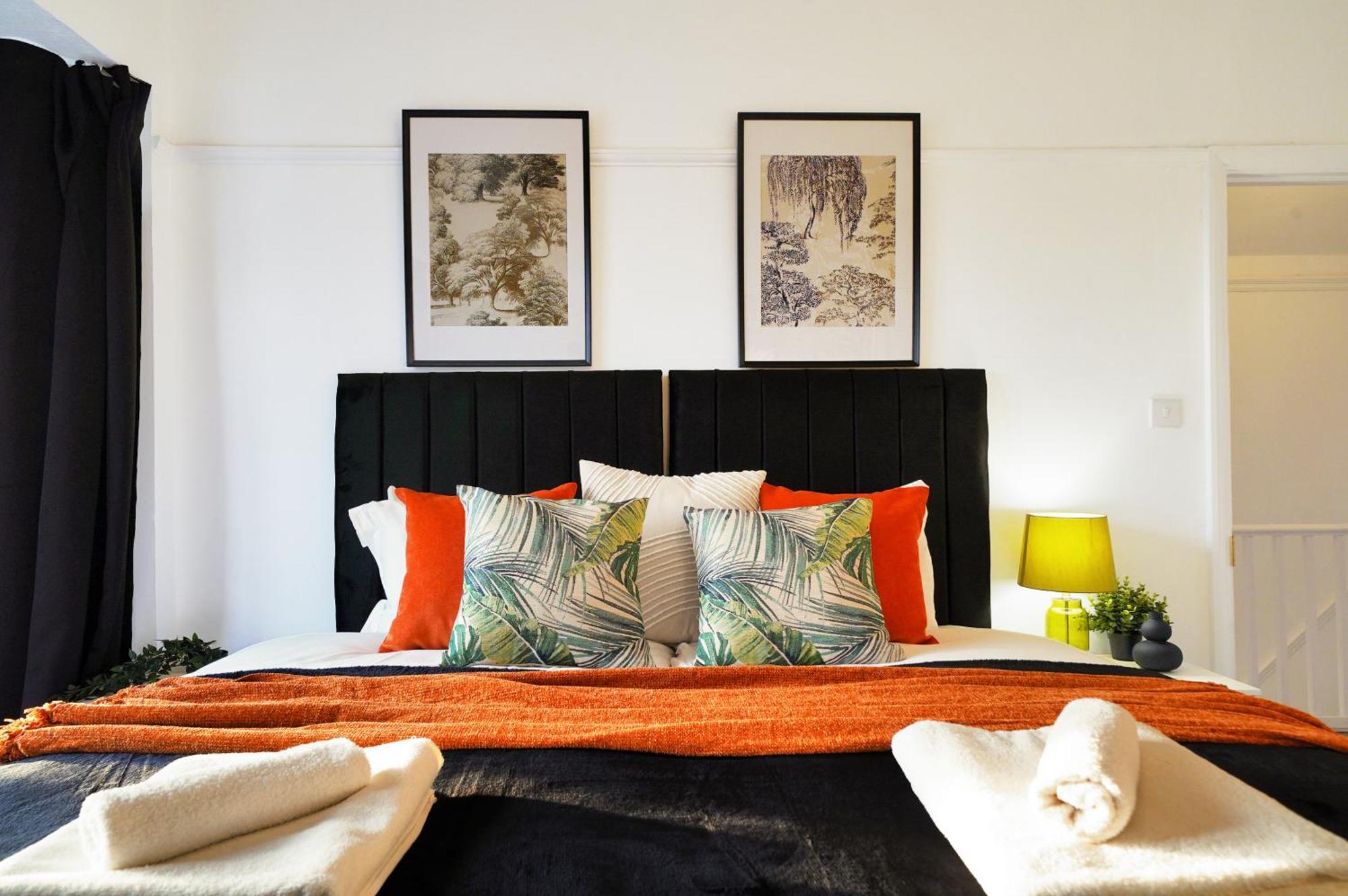 Sleek And Stylish House In Wembley - Sleeps 14 *