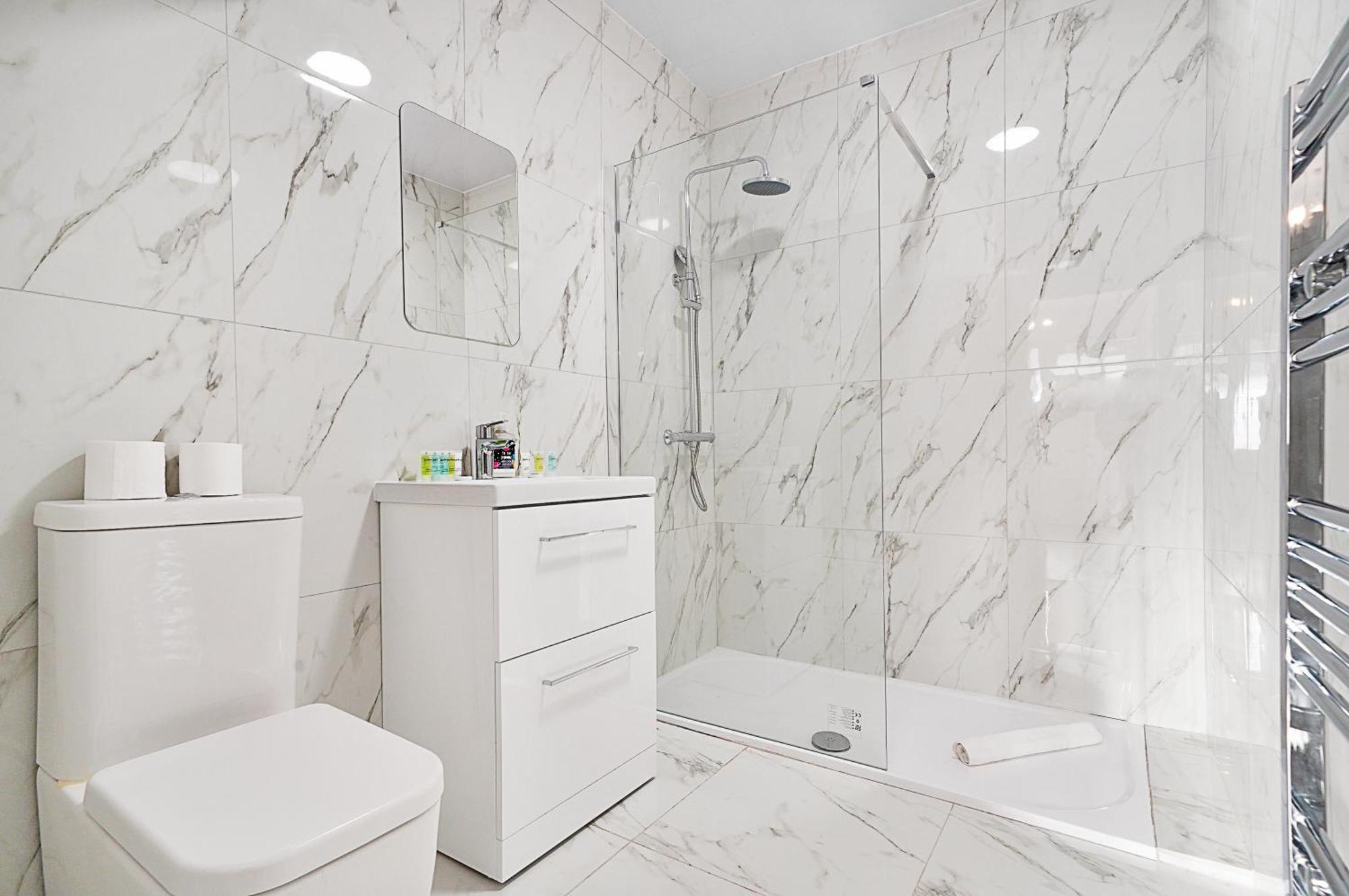 Sleek And Stylish House In Wembley - Sleeps 14 Holiday home London