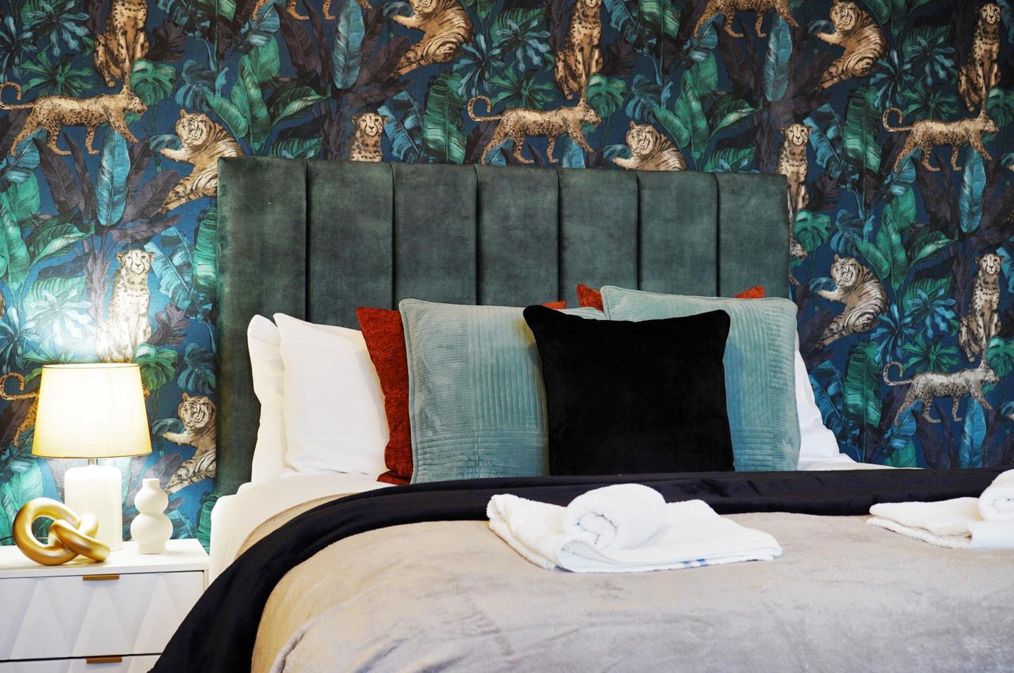 Sleek And Stylish House In Wembley - Sleeps 14 * London
