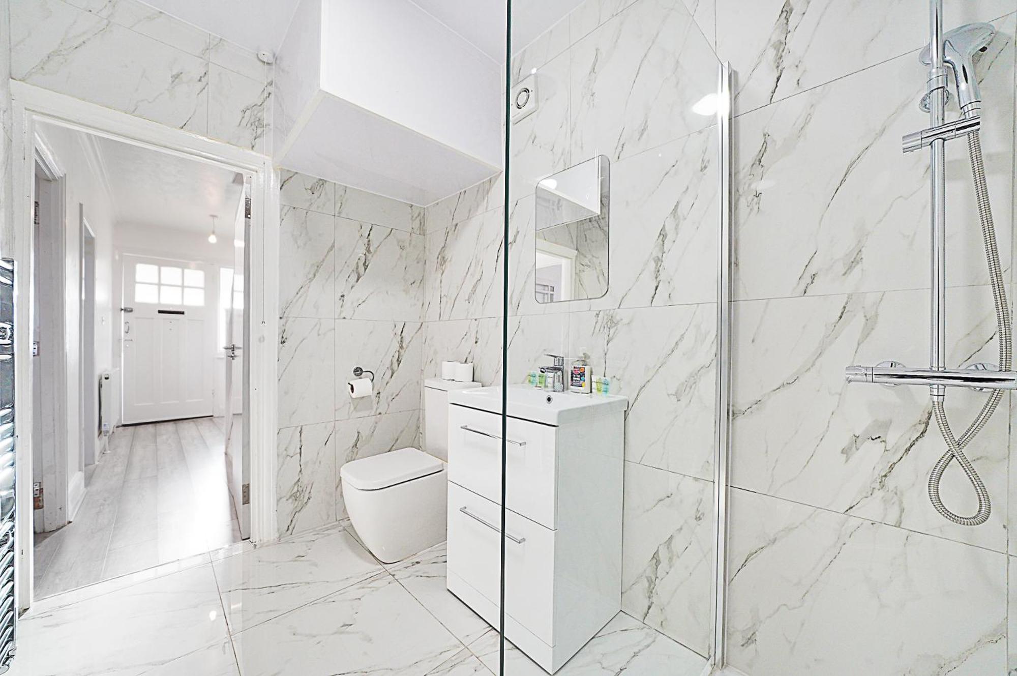 Holiday home Sleek And Stylish House In Wembley - Sleeps 14 *