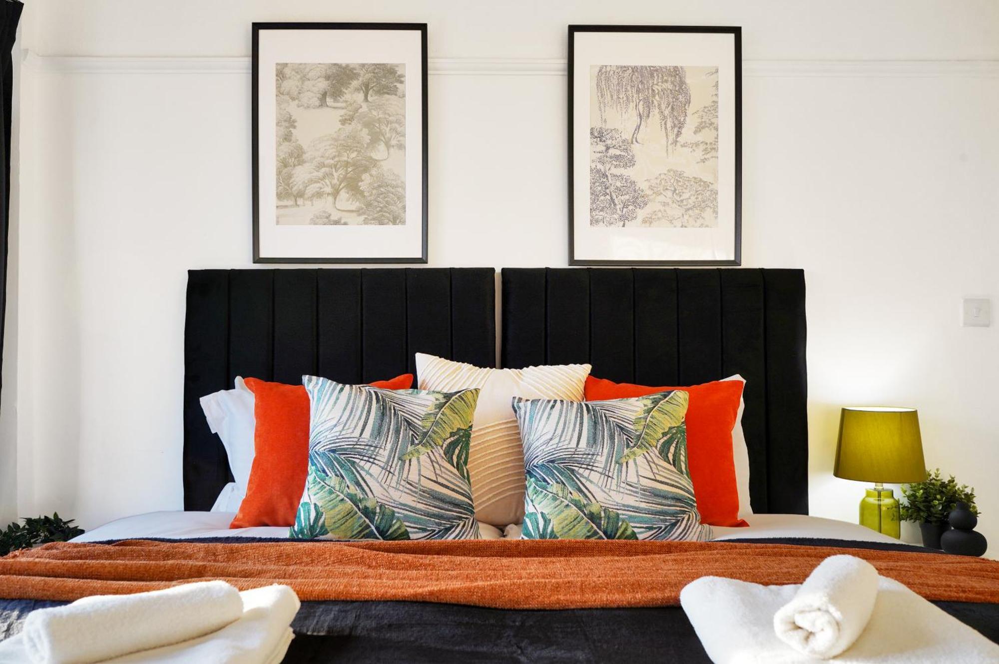 Holiday home Sleek And Stylish House In Wembley - Sleeps 14