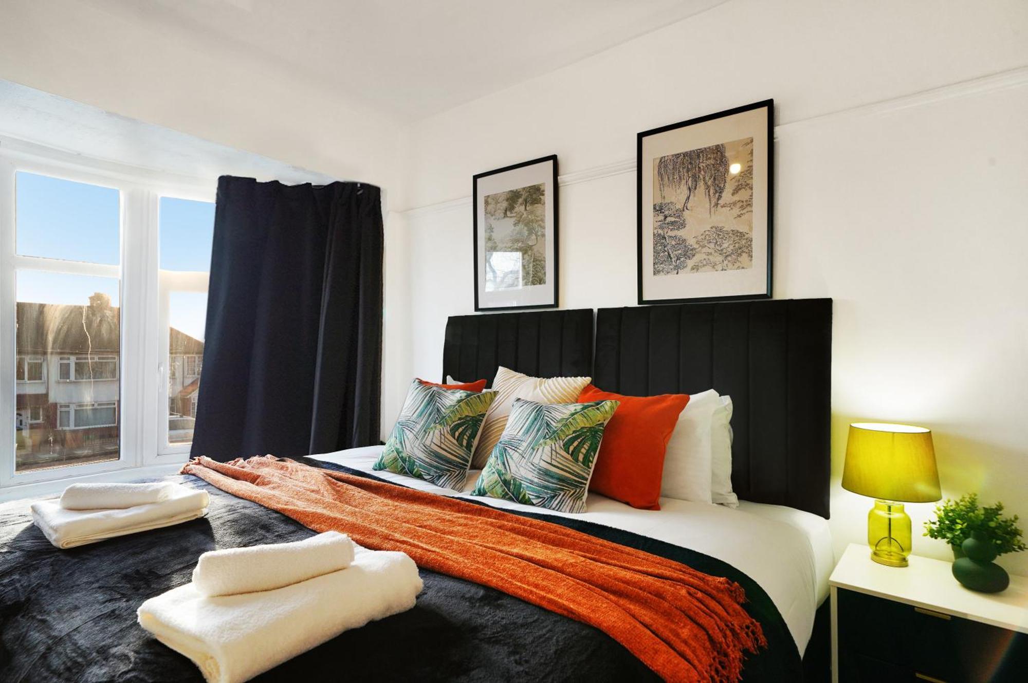 Sleek And Stylish House In Wembley - Sleeps 14
