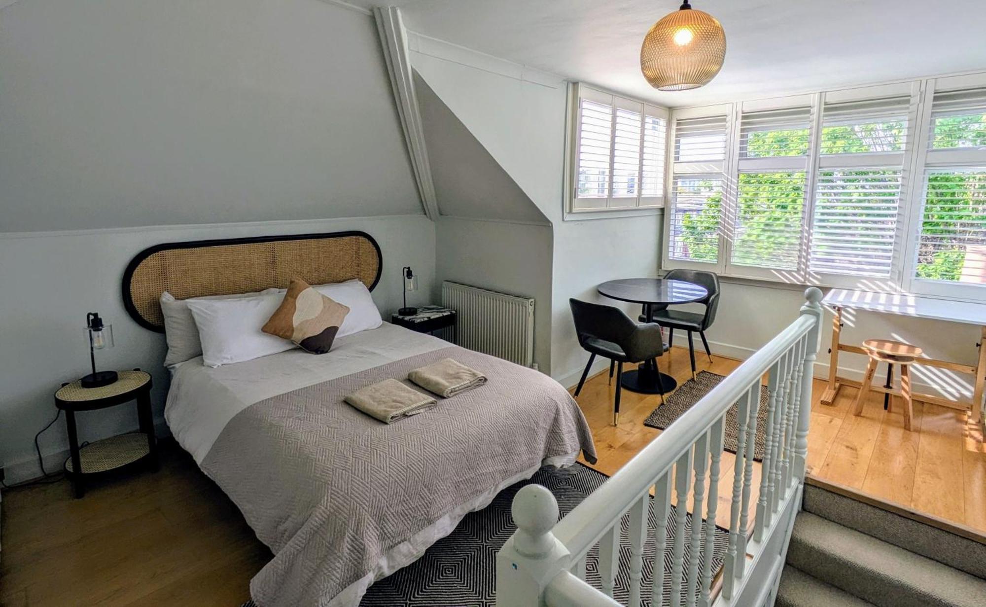 Charming Bright 2-bed Heritage Flat, Battersea Park, *