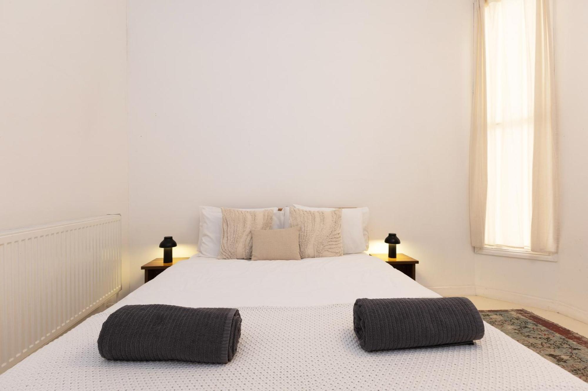 Bright & Spacious 2br Flat, Great Transport Links Apartment