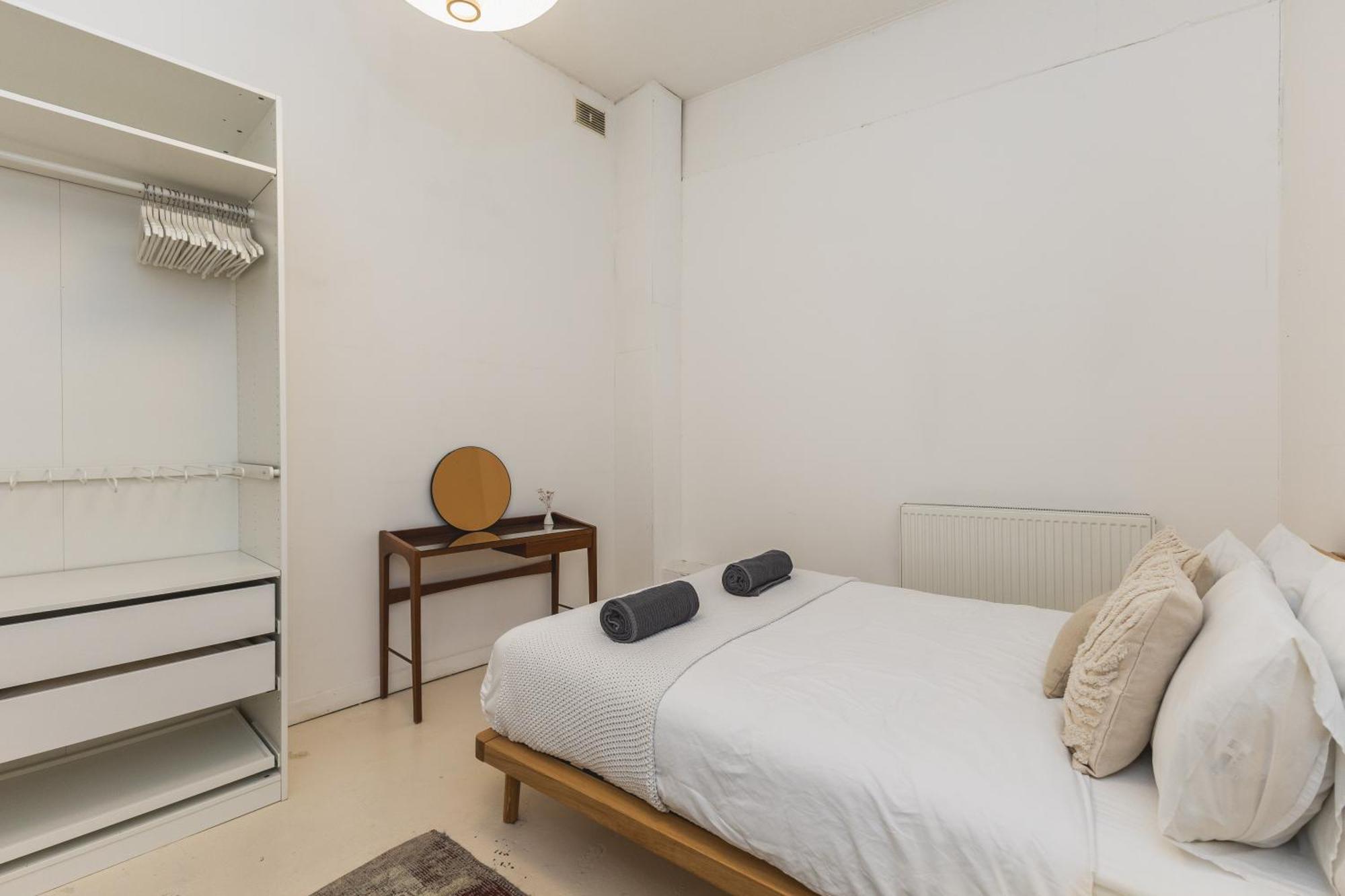Bright & Spacious 2br Flat, Great Transport Links Apartment