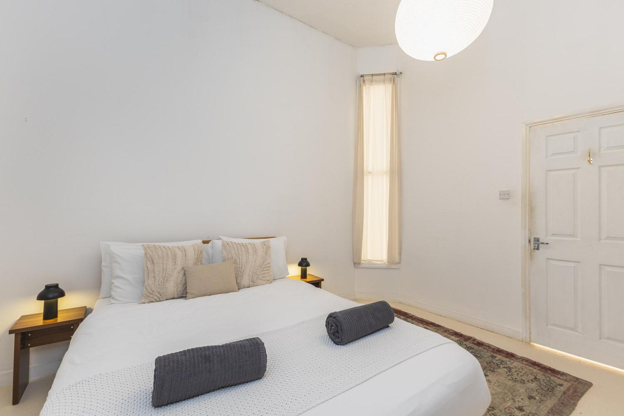 Bright & Spacious 2br Flat, Great Transport Links Apartment *