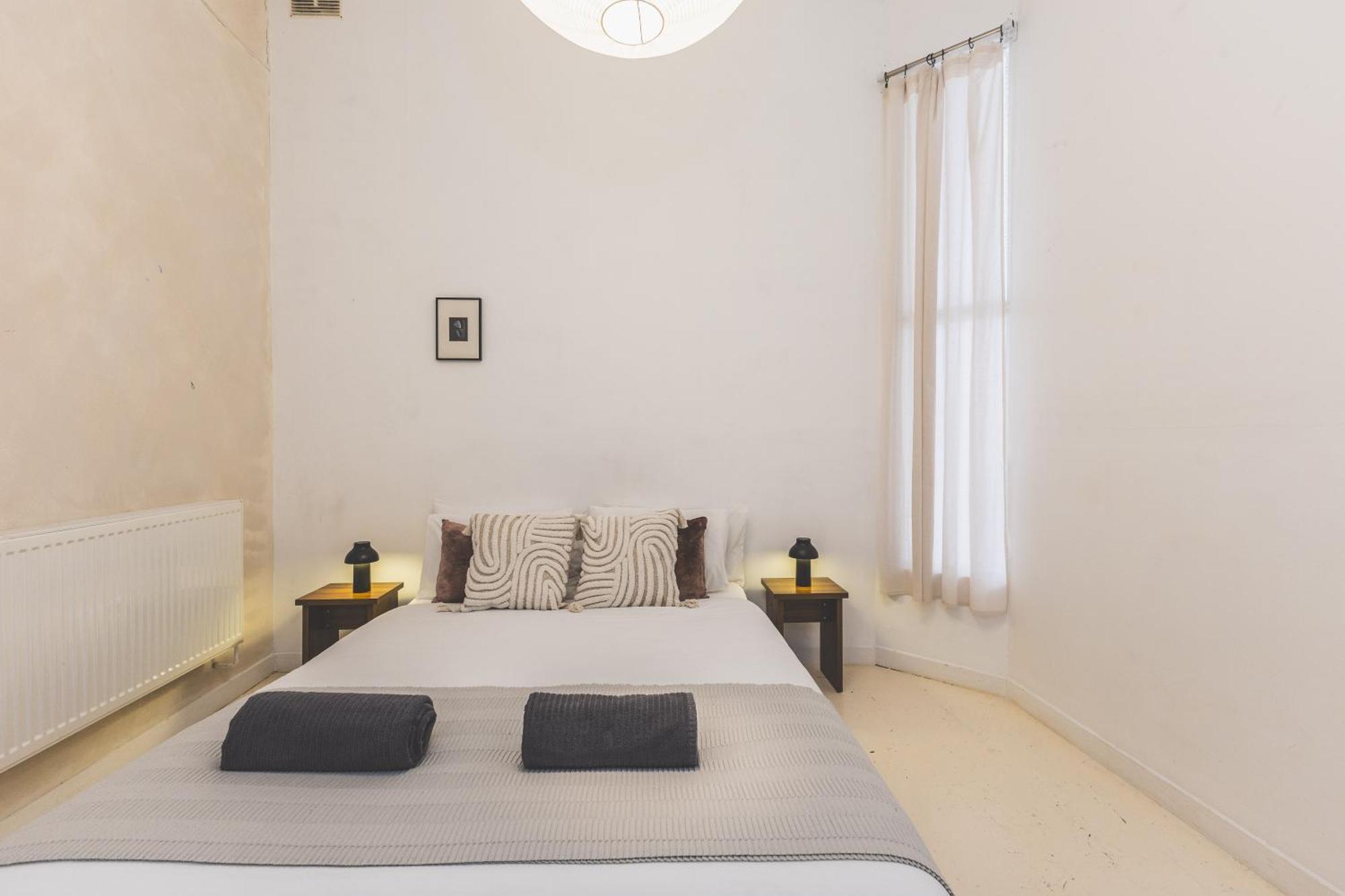 Bright & Spacious 2br Flat, Great Transport Links Apartment London