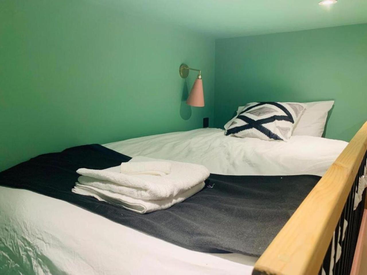 Stylish And Funky Retreat, Perfect For 2 Guests Apartment *