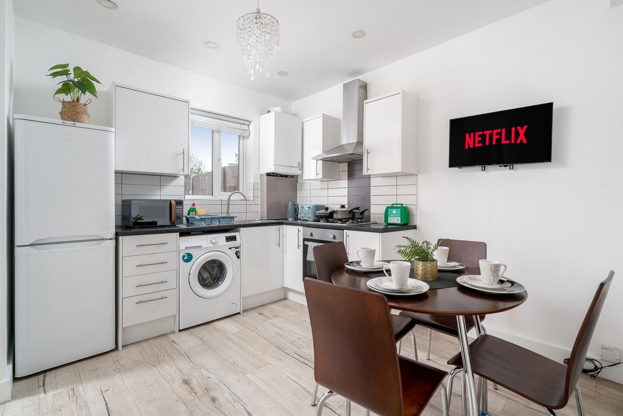 Canning Town 4 Bed Flat Sleeps 7- For Groups, Families And Contractors- With Free Parking * London