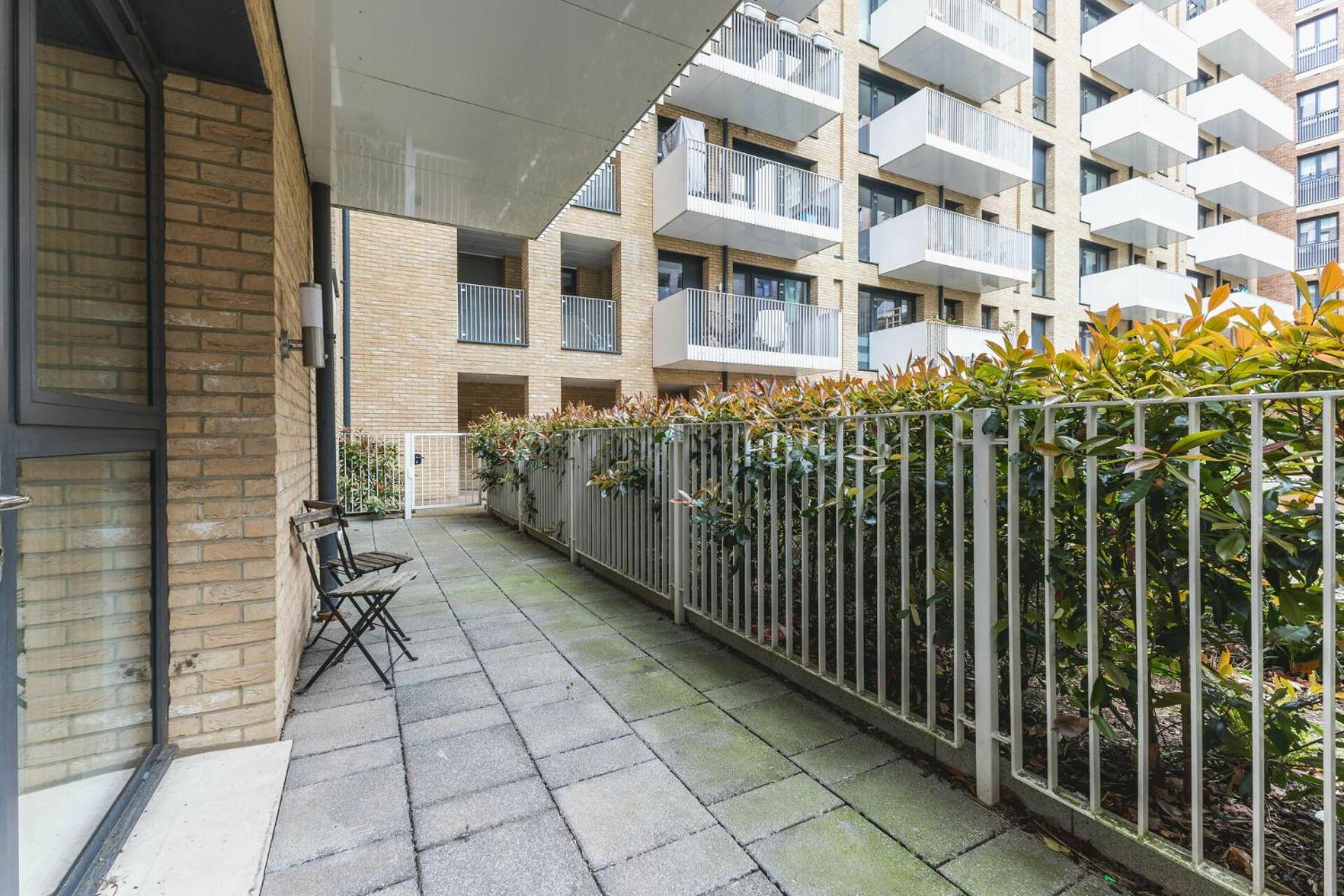 Modern 2 Bed 2 Bath With Patio Access London