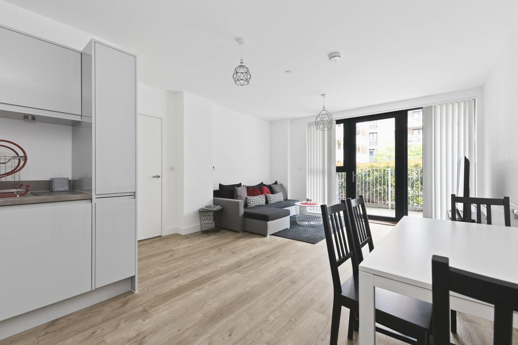 Modern 2 Bed 2 Bath With Patio Access * London
