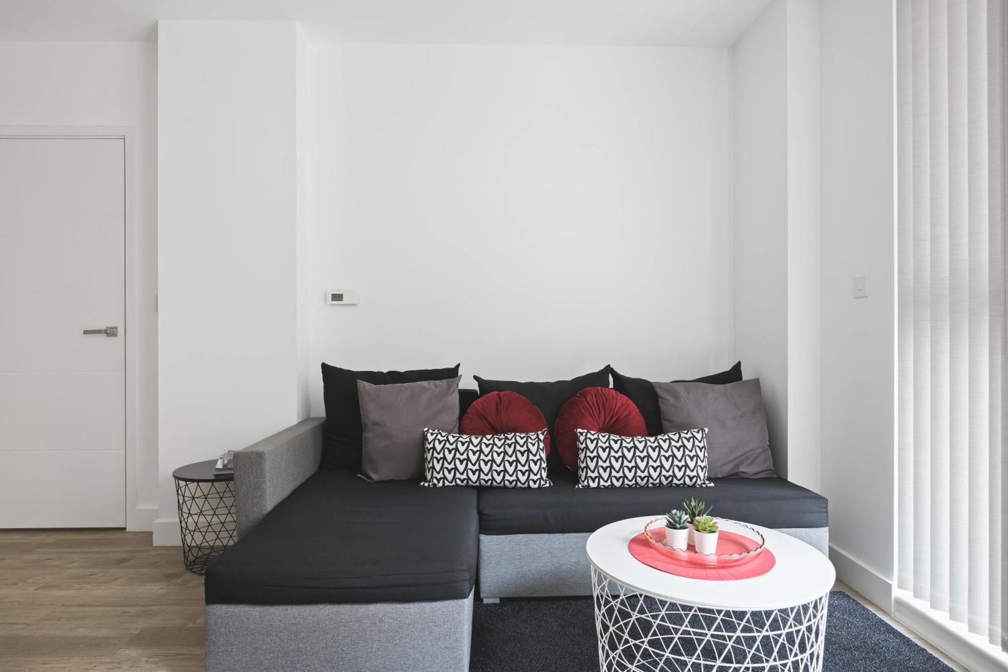 Modern 2 Bed 2 Bath With Patio Access Apartment *
