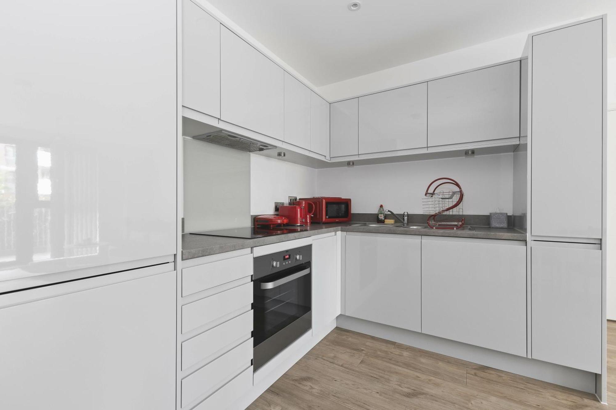 Apartment Modern 2 Bed 2 Bath With Patio Access London