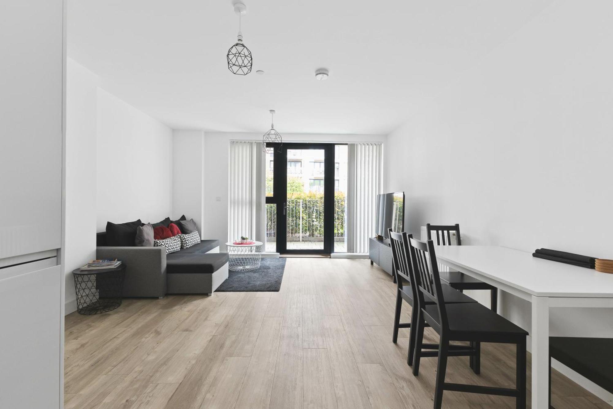 Modern 2 Bed 2 Bath With Patio Access * London