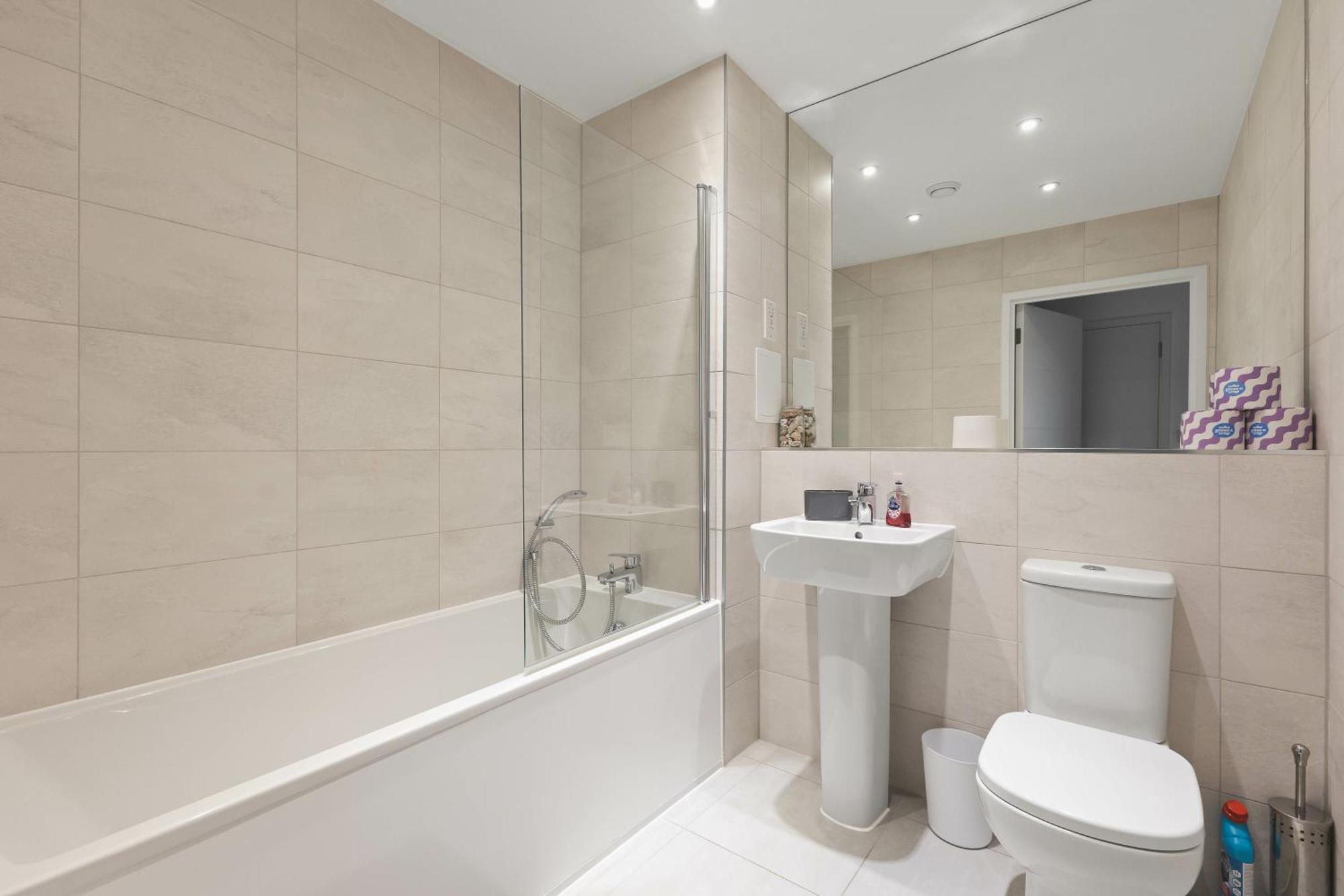 Modern 2 Bed 2 Bath With Patio Access Apartment *