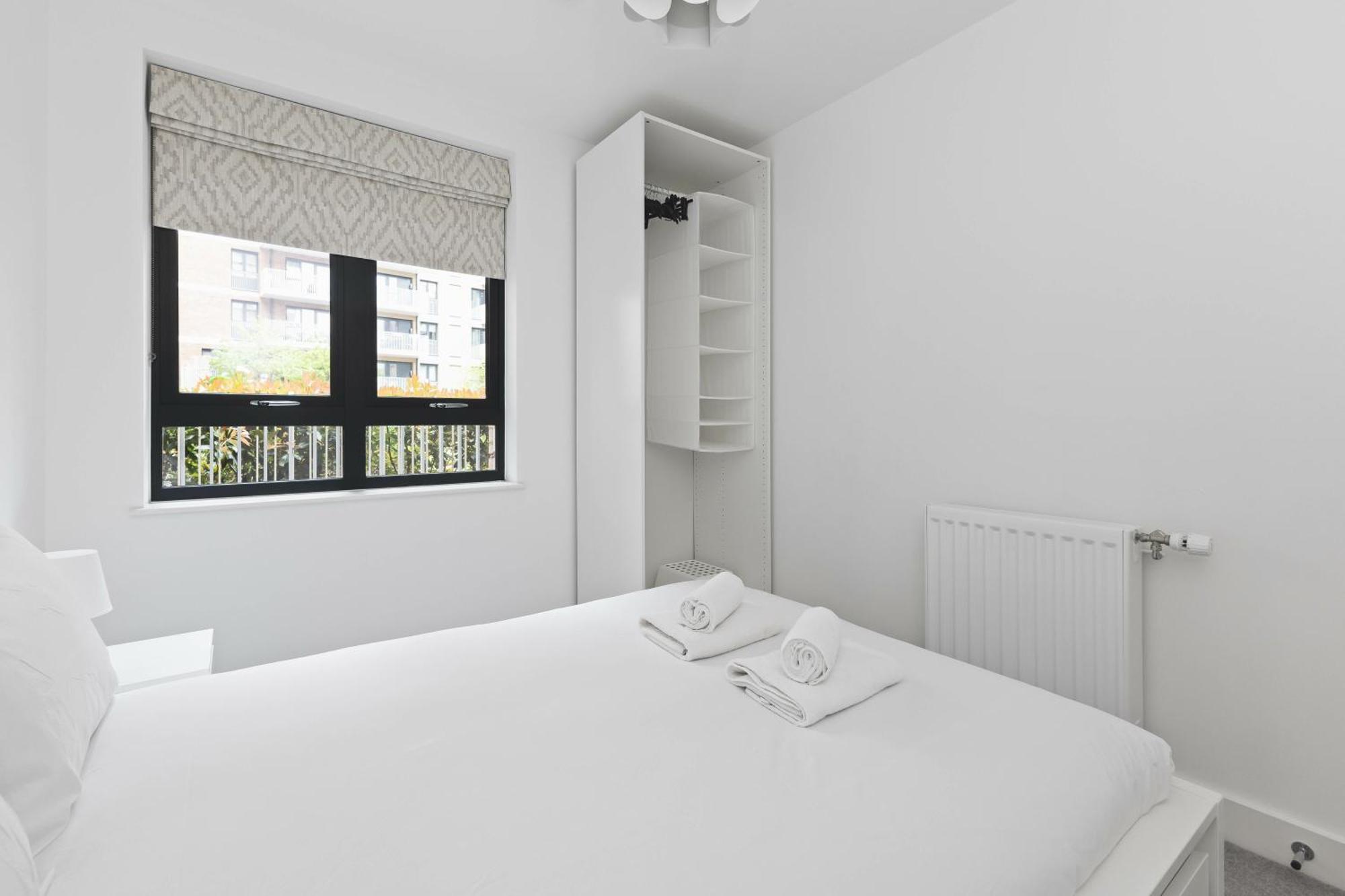 Apartment Modern 2 Bed 2 Bath With Patio Access London