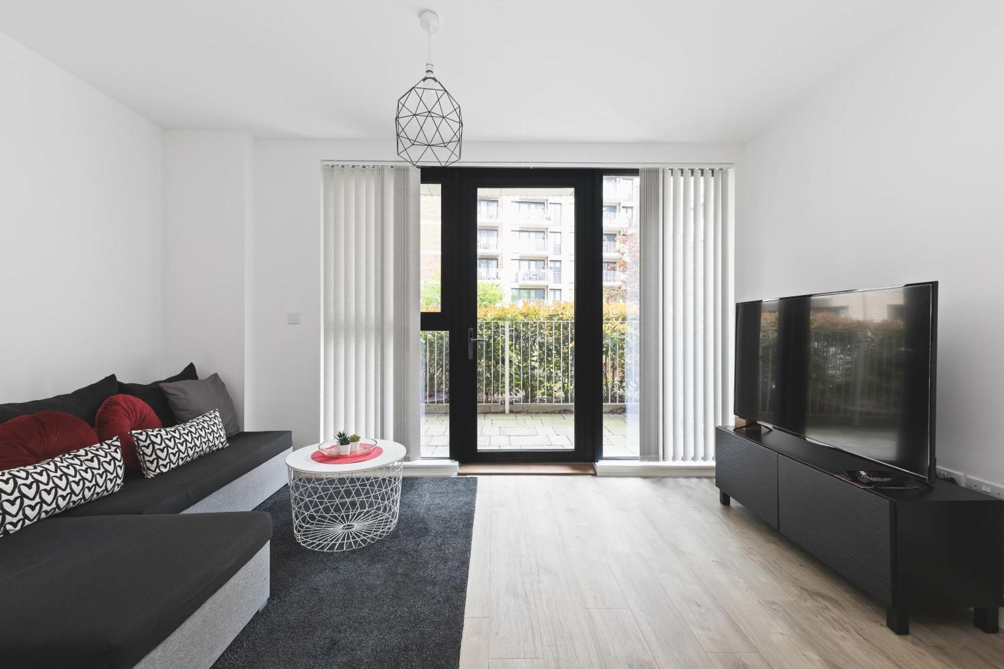 Modern 2 Bed 2 Bath With Patio Access London