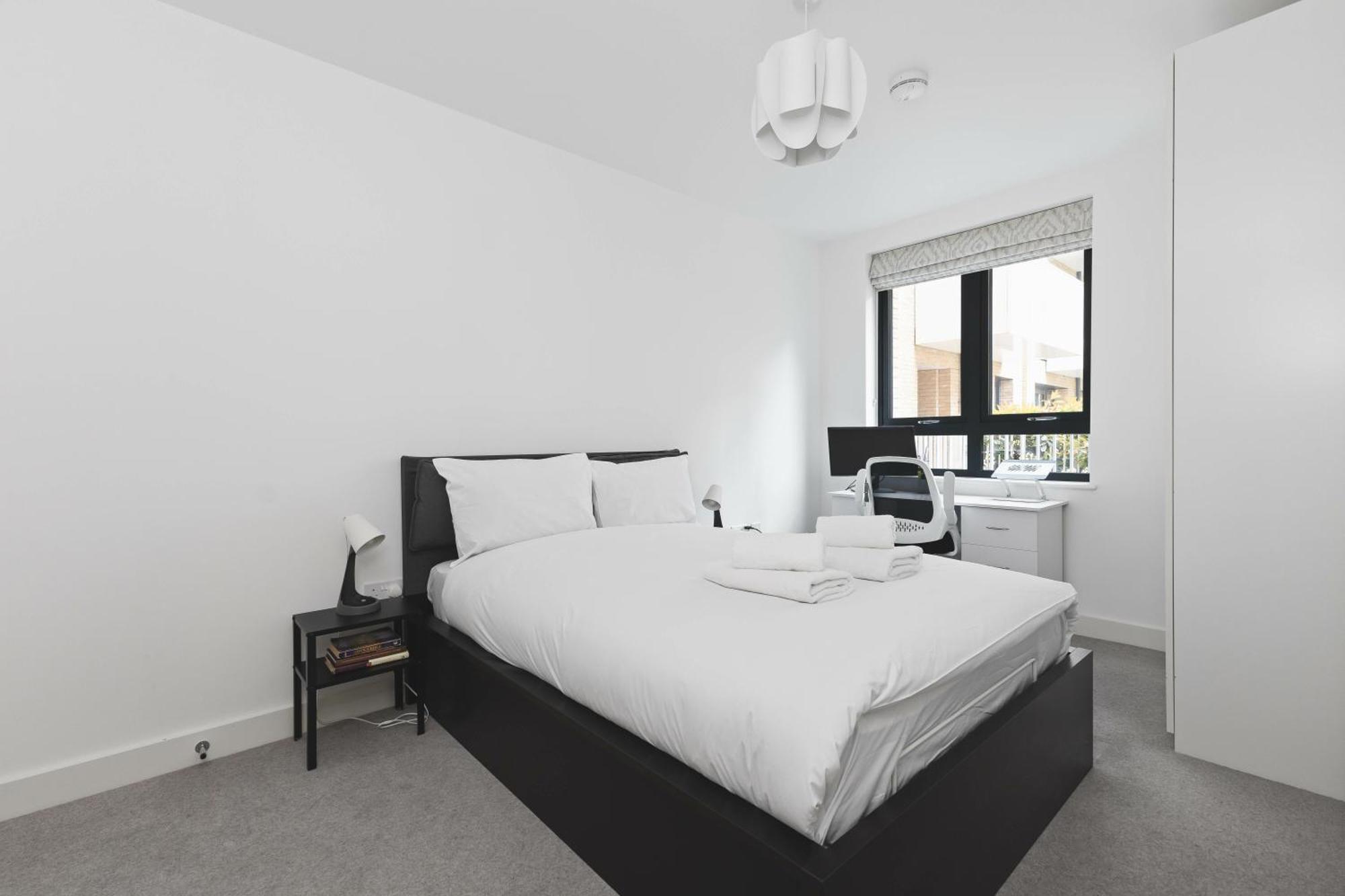 Modern 2 Bed 2 Bath With Patio Access London