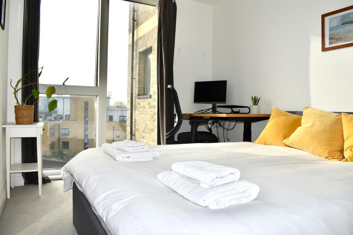 Breathtaking Camberwell Skyline Views Apartment
