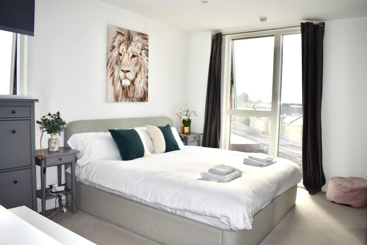 Breathtaking Camberwell Skyline Views Apartment London