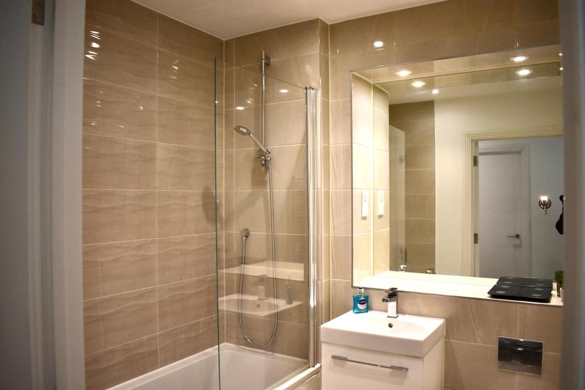 Breathtaking Camberwell Skyline Views Apartment *