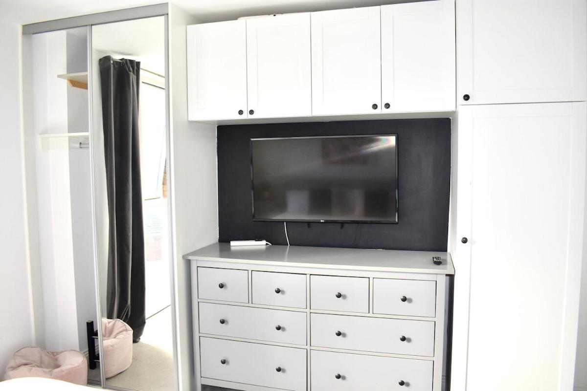 Breathtaking Camberwell Skyline Views Apartment London