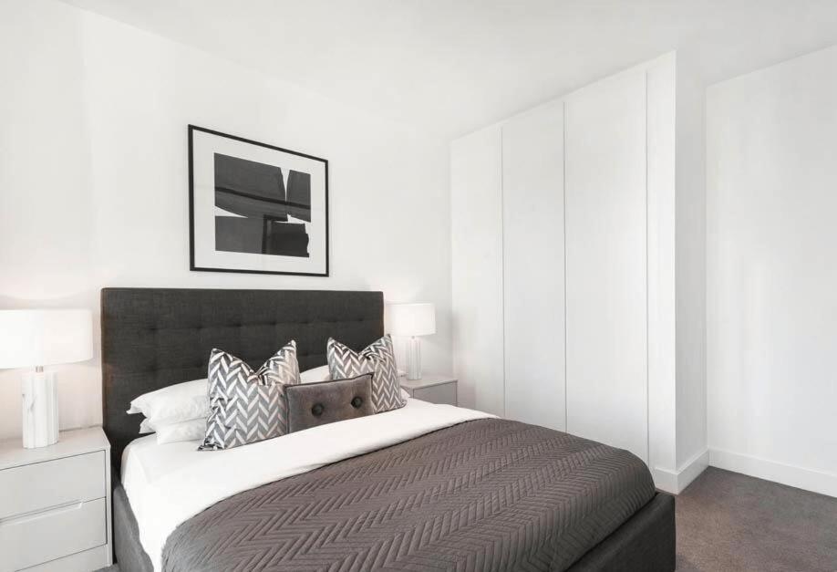 Luxury Balcony Apartment, Canary Wharf London