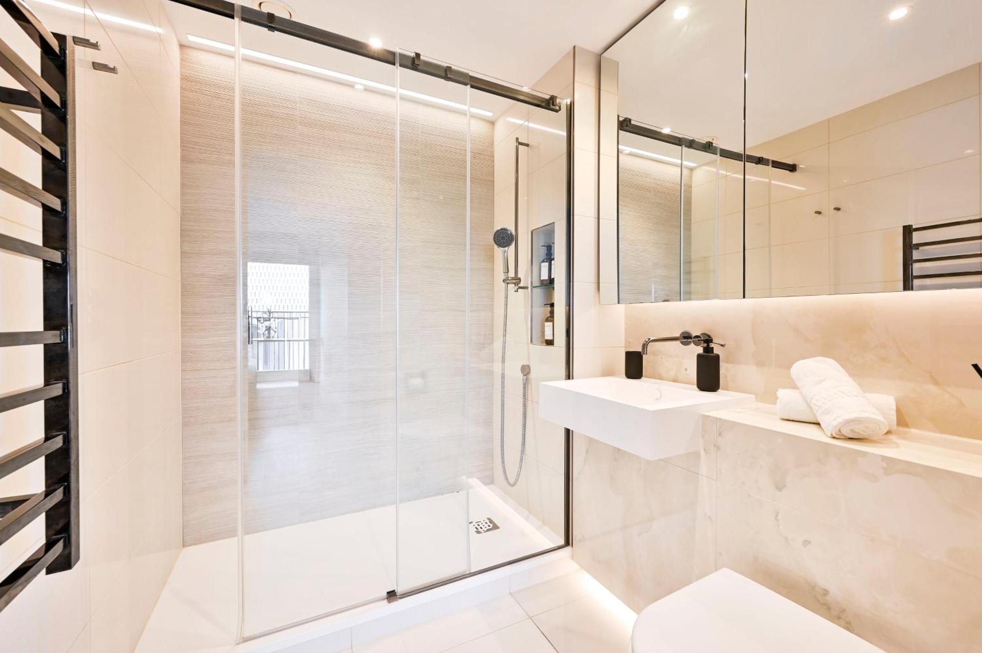 Apartment Luxury 2-Bed 2-Bath Apartment -White City -Steps To Tube Station London