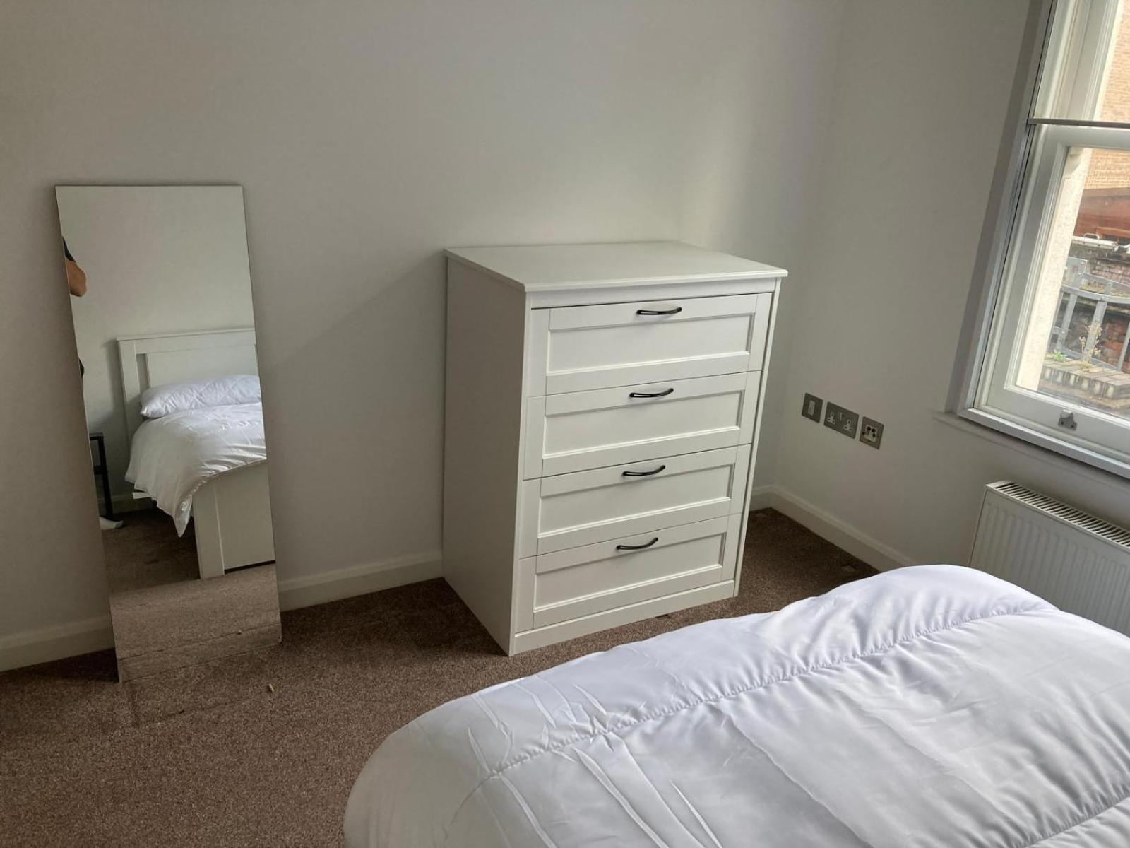 Cosy Modern 2 Bedroom Trafalgar Square Apartment