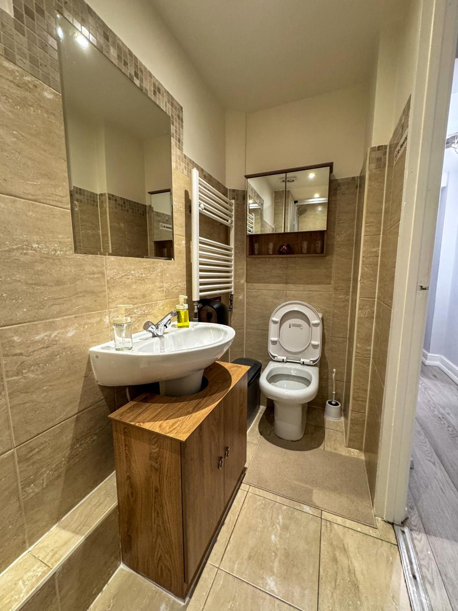 Queensborough Apartment, Apartment