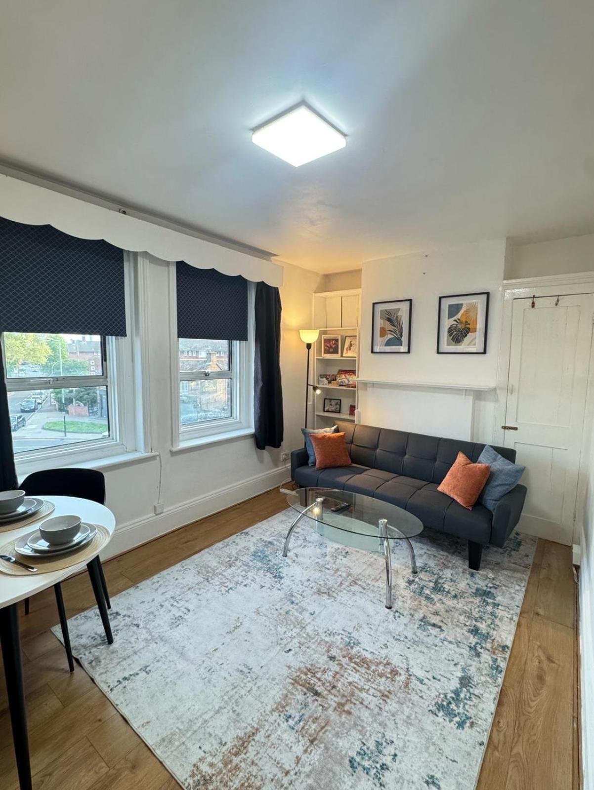 Apartment Stratford Centre, 2 Or 3 Bedroom Apartment, Walk To Westfield, Near Station, Sleeps 6 London