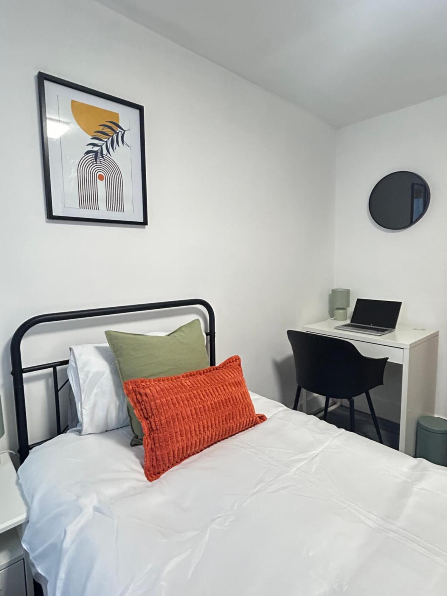Apartment Stratford Centre, 2 Or 3 Bedroom Apartment, Walk To Westfield, Near Station, Sleeps 6 London