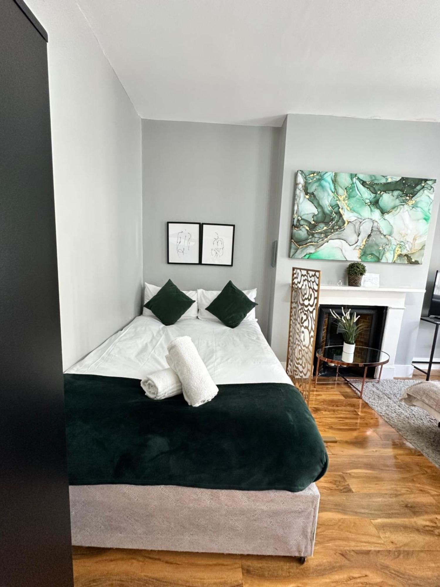 Spacious Near Hyde Park