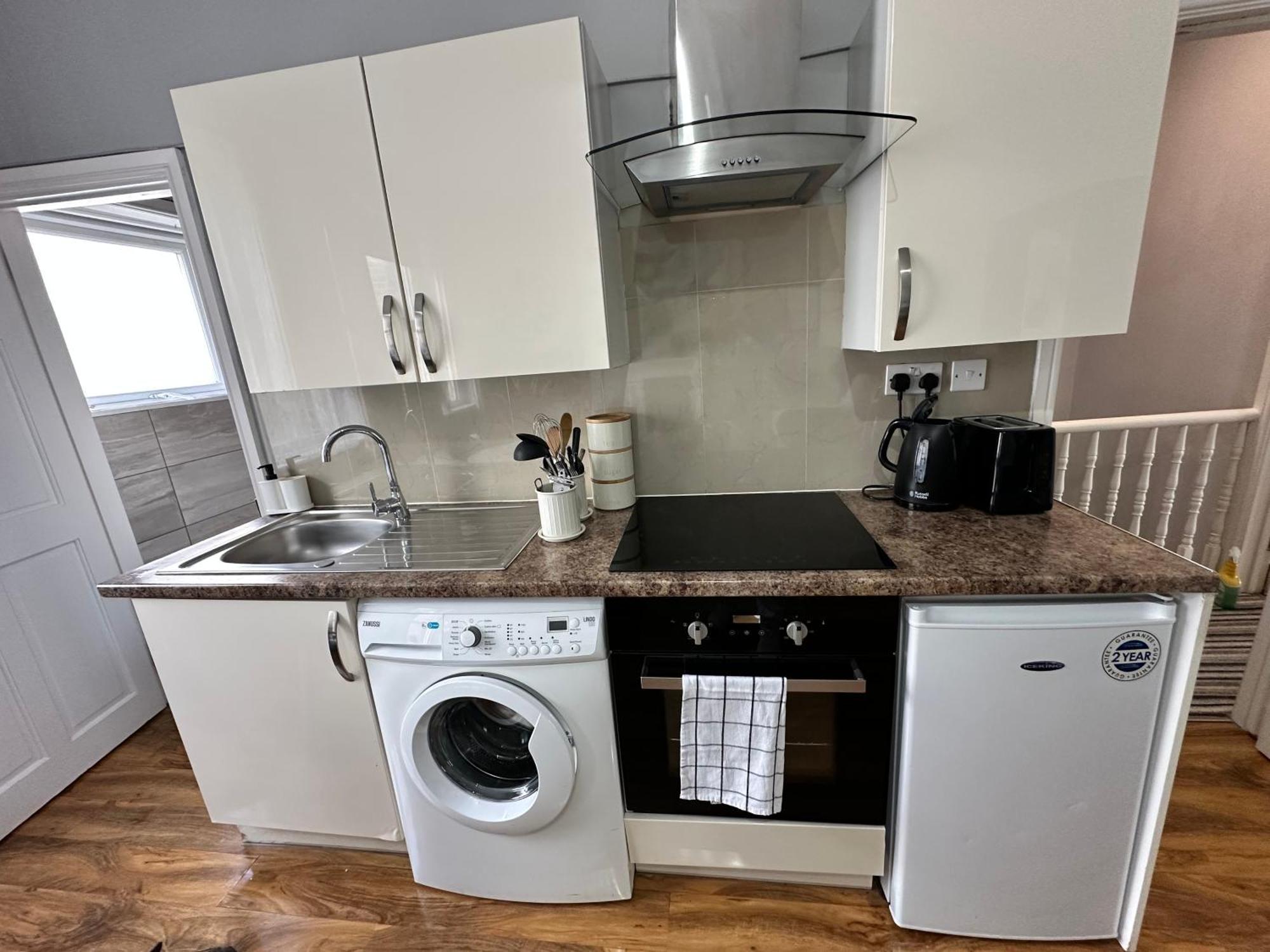 Spacious Near Hyde Park Apartment