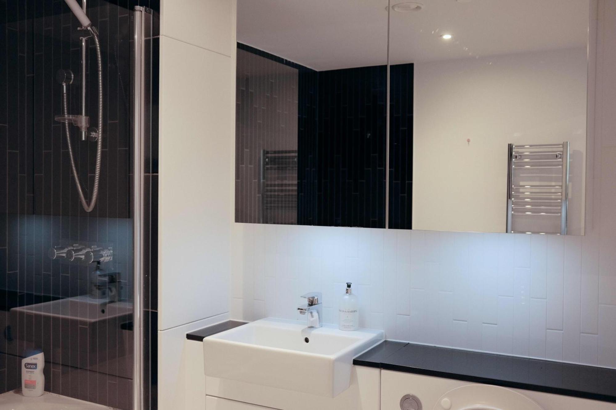 Luxury With Private Balcony In Zone 1 Apartment London