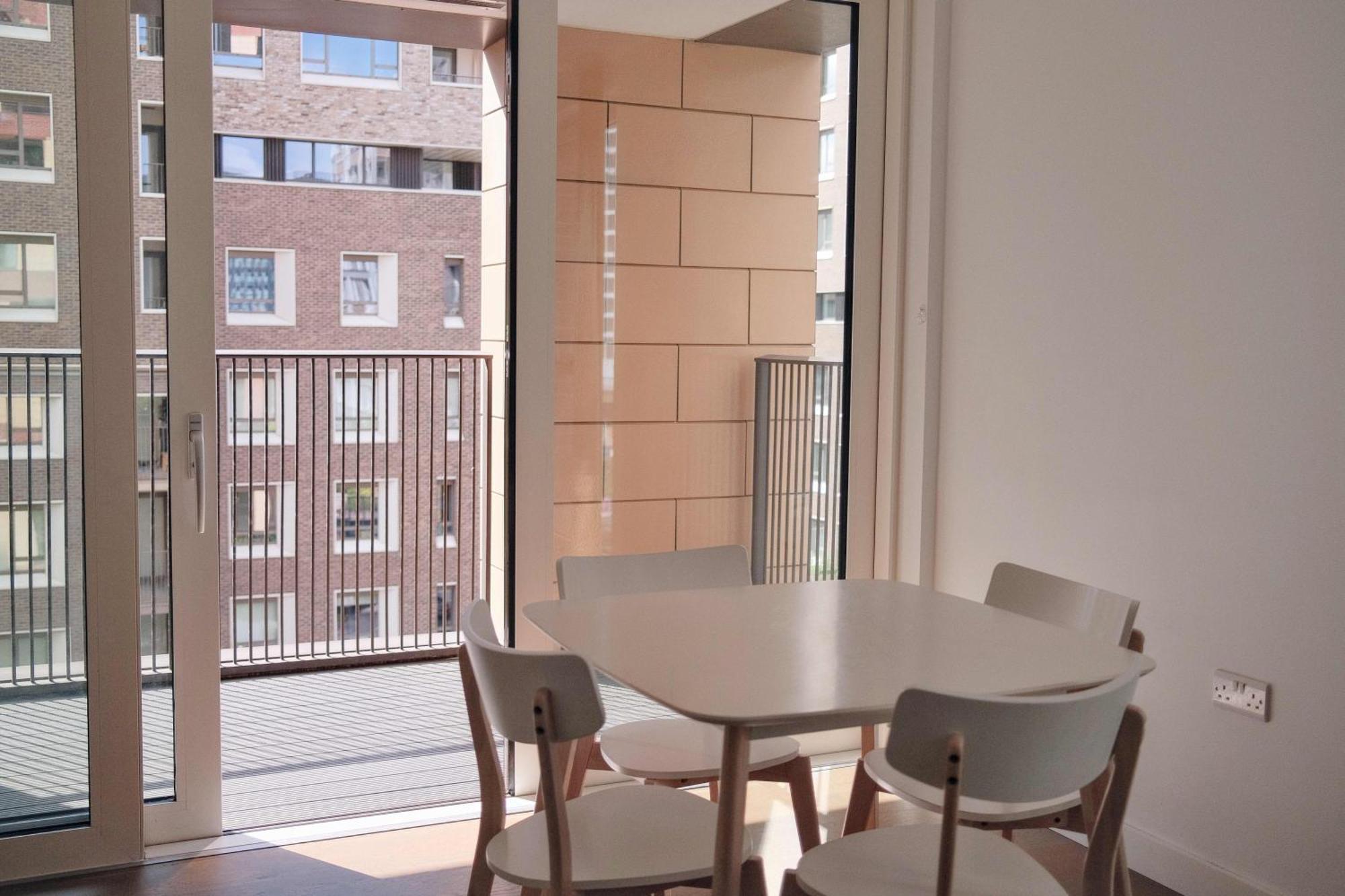 Luxury With Private Balcony In Zone 1 Apartment