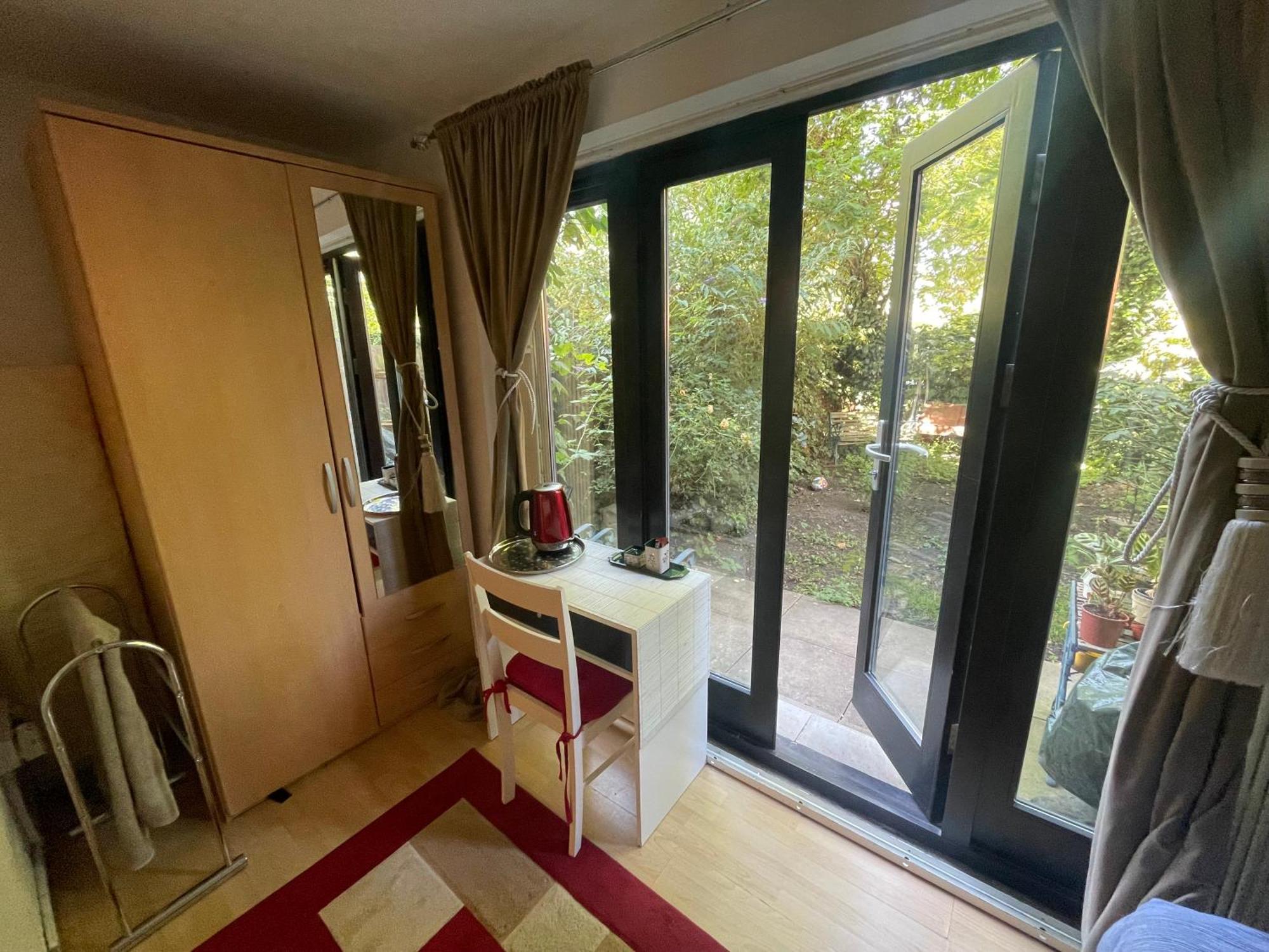 Guest house Charming Bedroom With Garden London