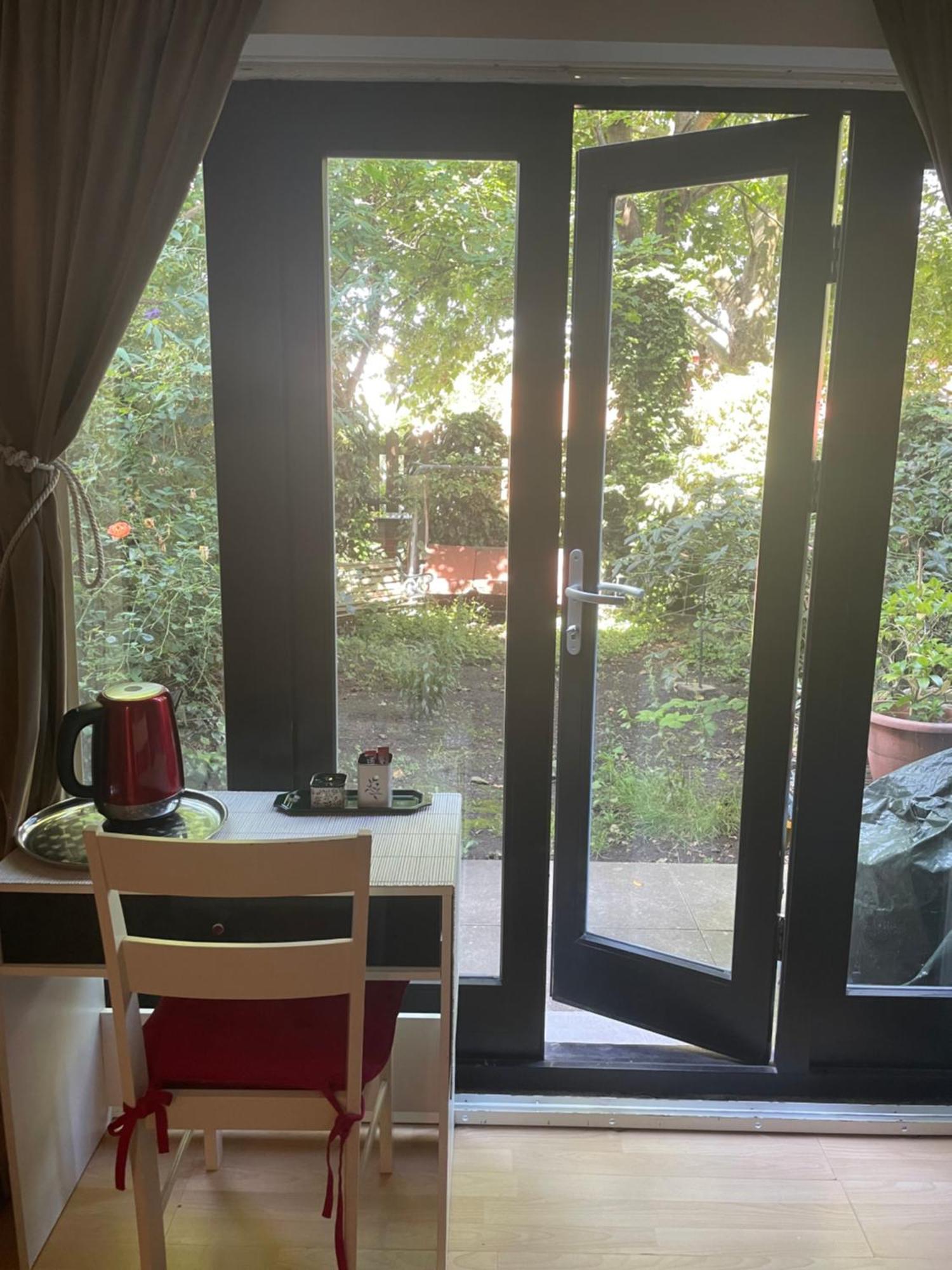 Charming Bedroom With Garden * London